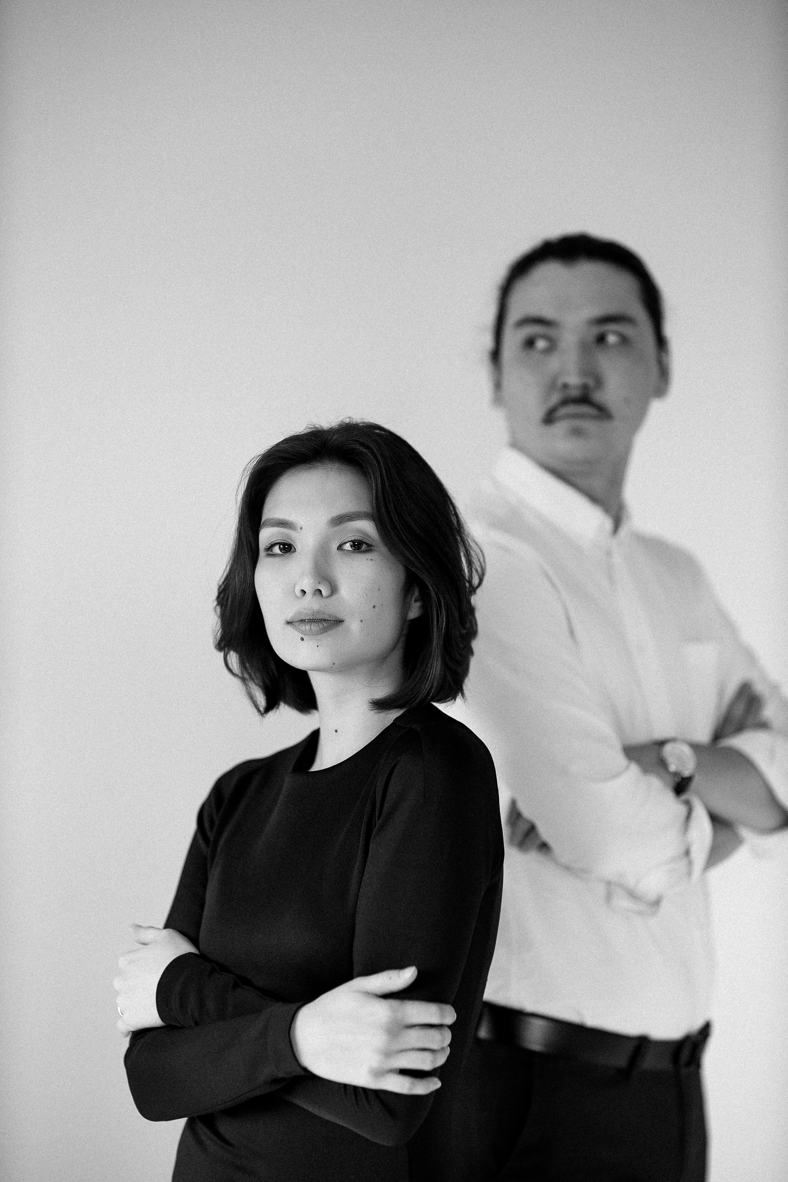 Парная фотосессия на белом фоне. Свадебный и семейный фотограф в Алматы Алексей Балышев