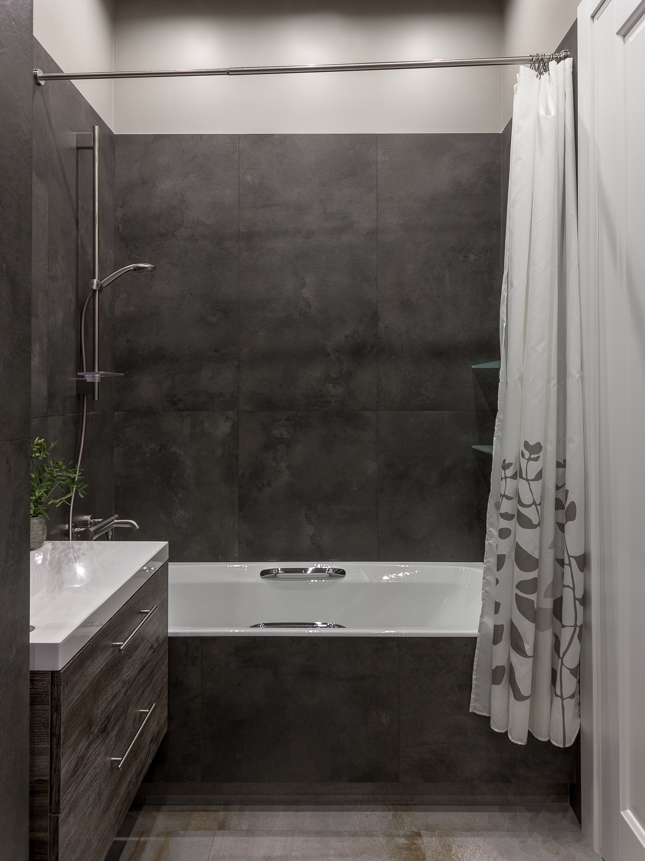 Семейная квартира с интересными дизайнерскими решениями. Интерьерный фотограф