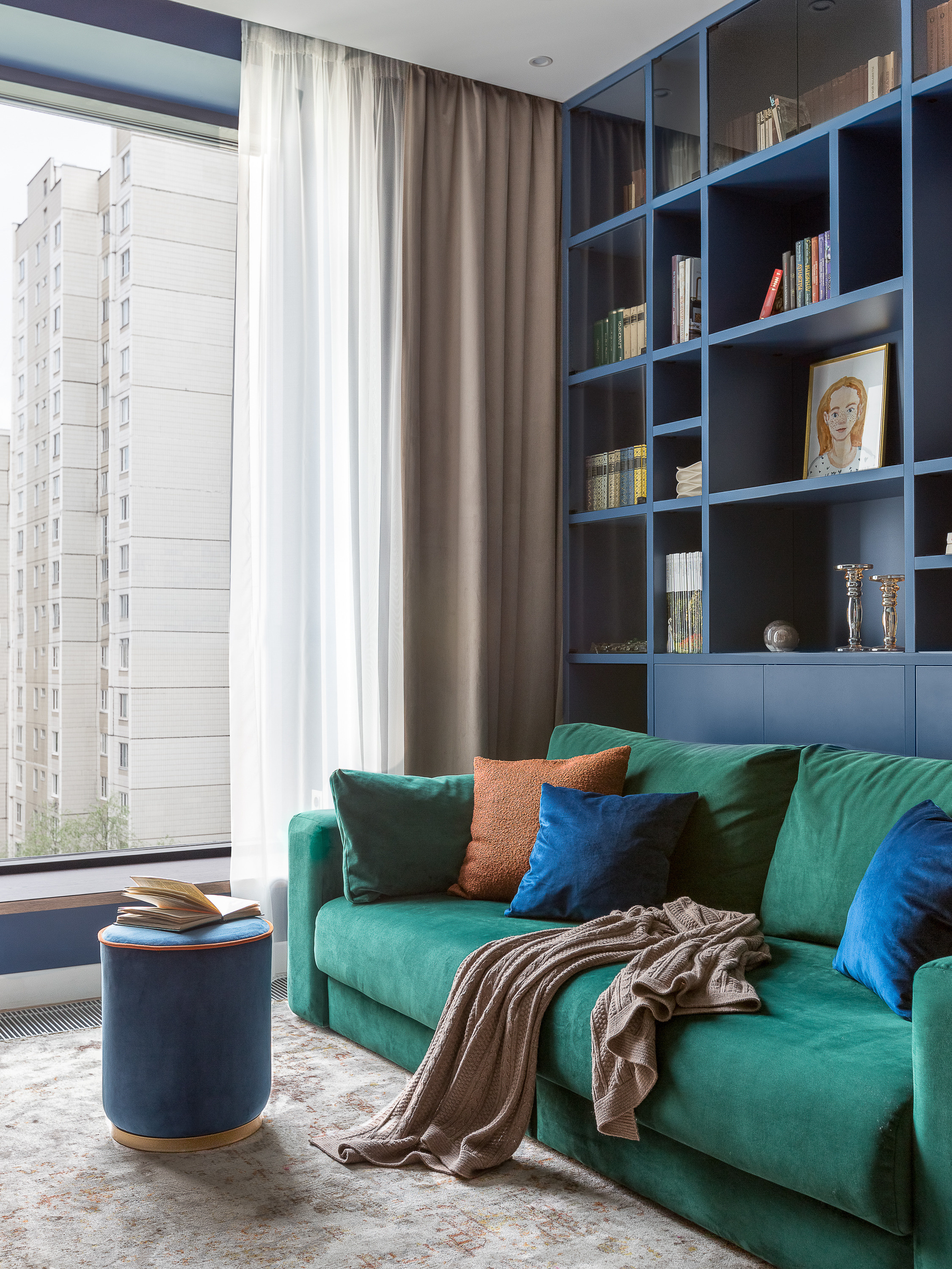 Семейная квартира с интересными дизайнерскими решениями. Интерьерный фотограф