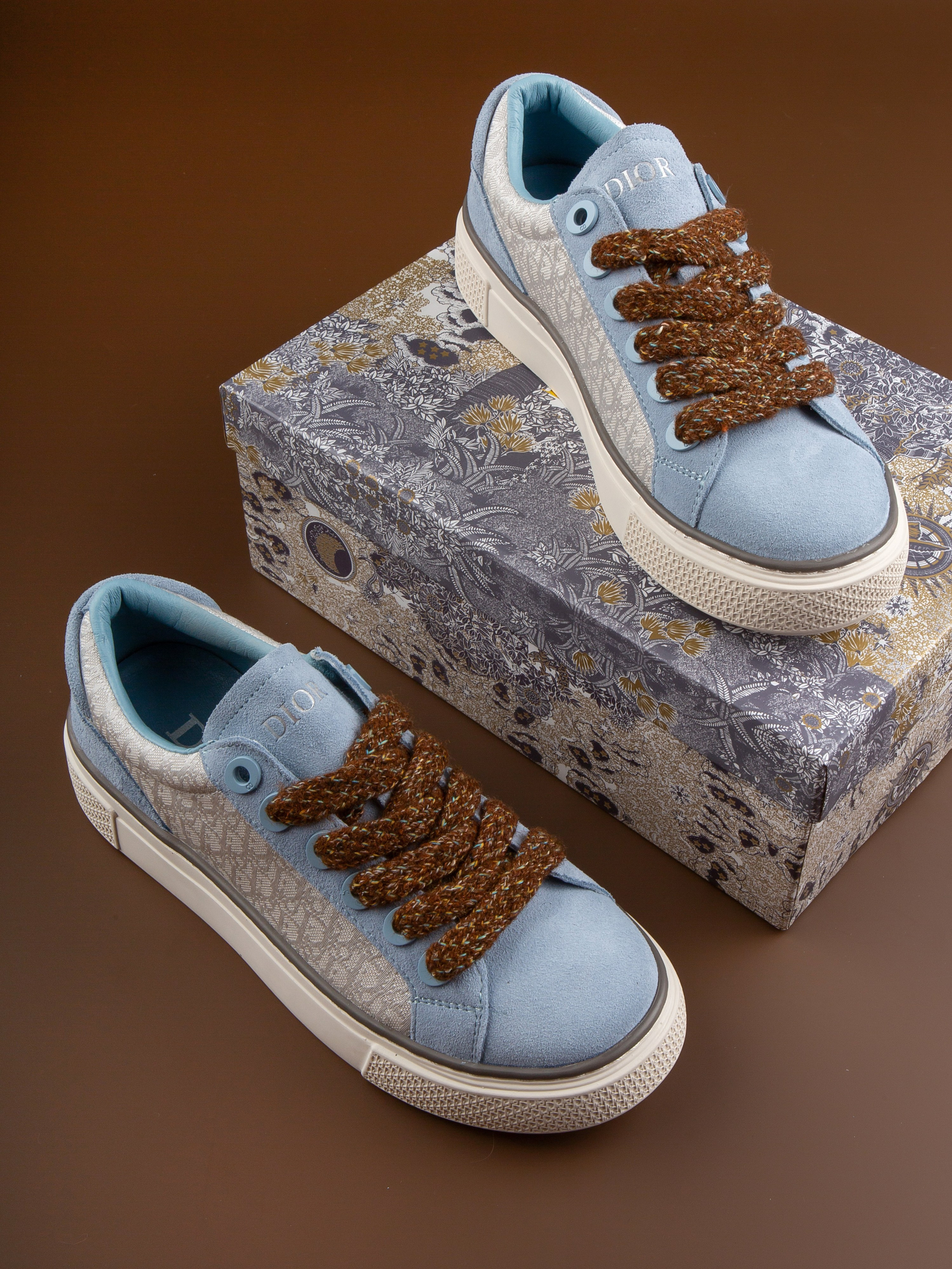 Обувь на цветных фонах. Фотограф Мария Кольцова