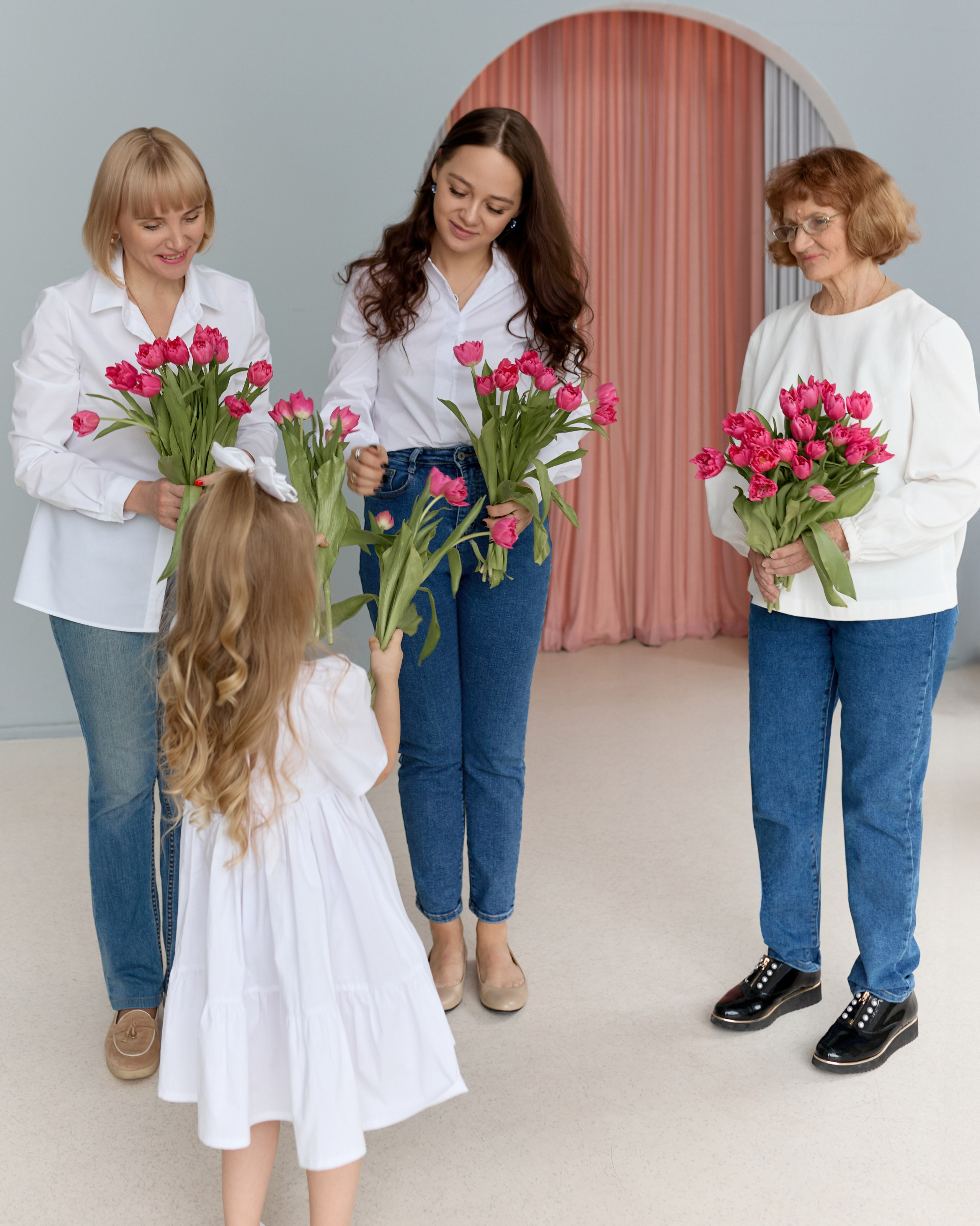 Семейная съемка в фотостудии. Сестры Карабаза. Фотографы и ретушеры в Москве и Санкт-Петербурге