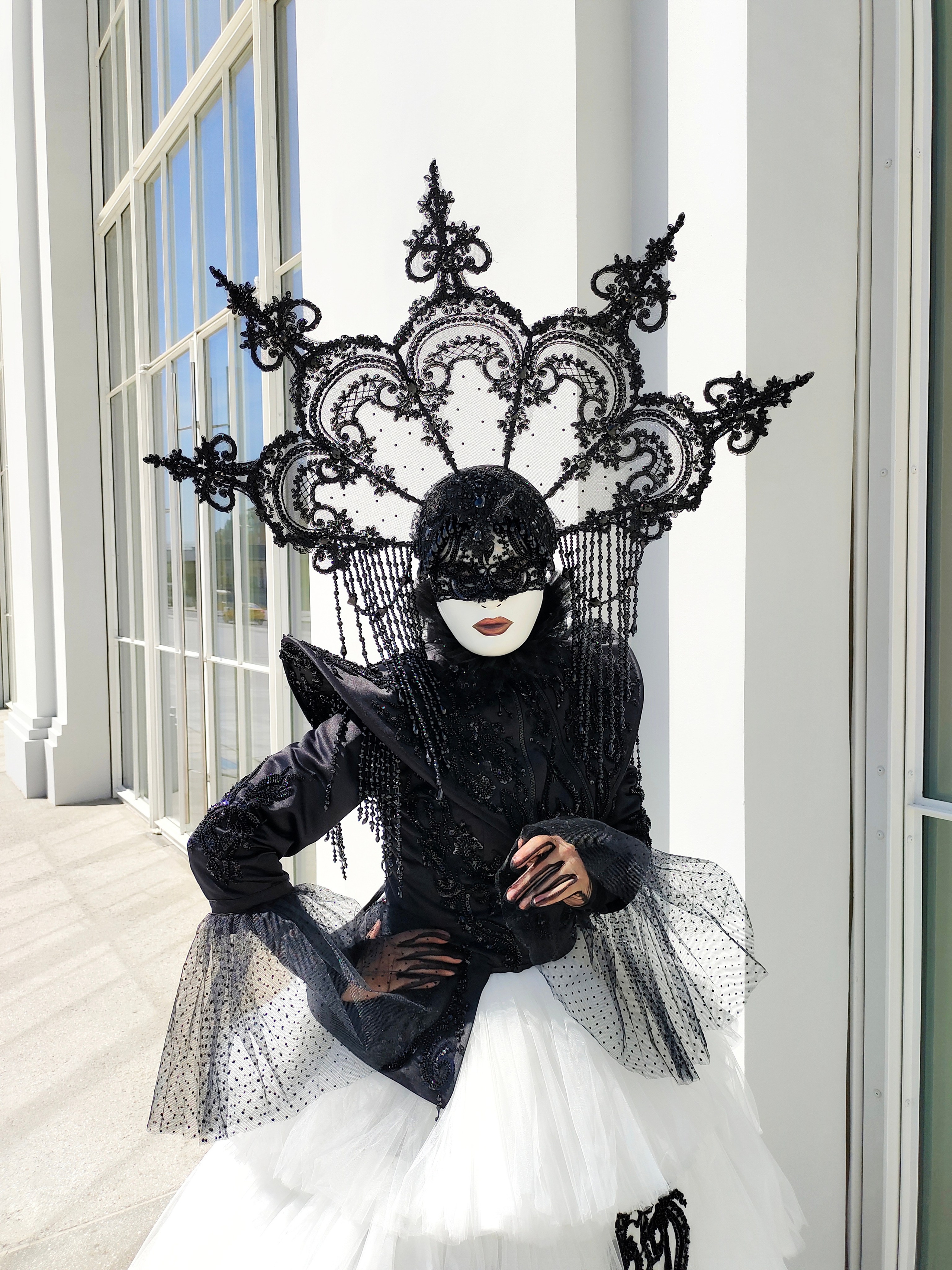 Персонаж Сажа. Мимы и Ходулисты на встречу гостей. Москва