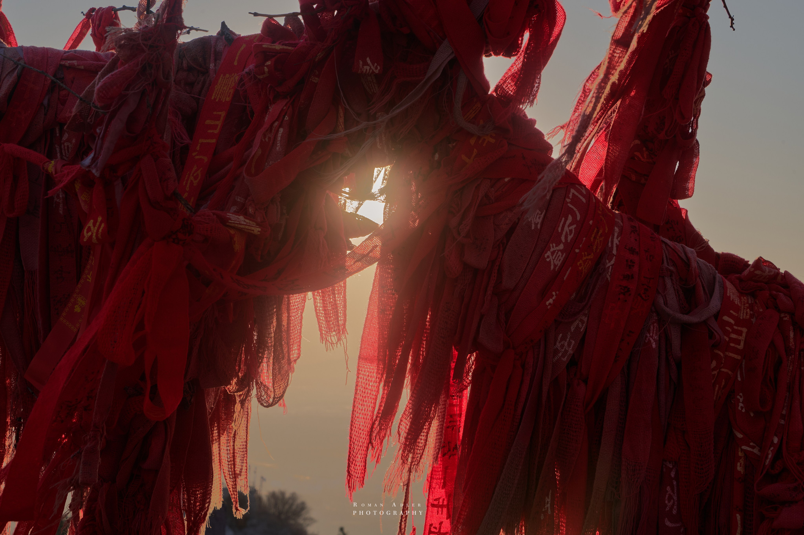 Рассвет на храмовой горе Юнмень. Цинчжоу. Фотограф Роман Адлер