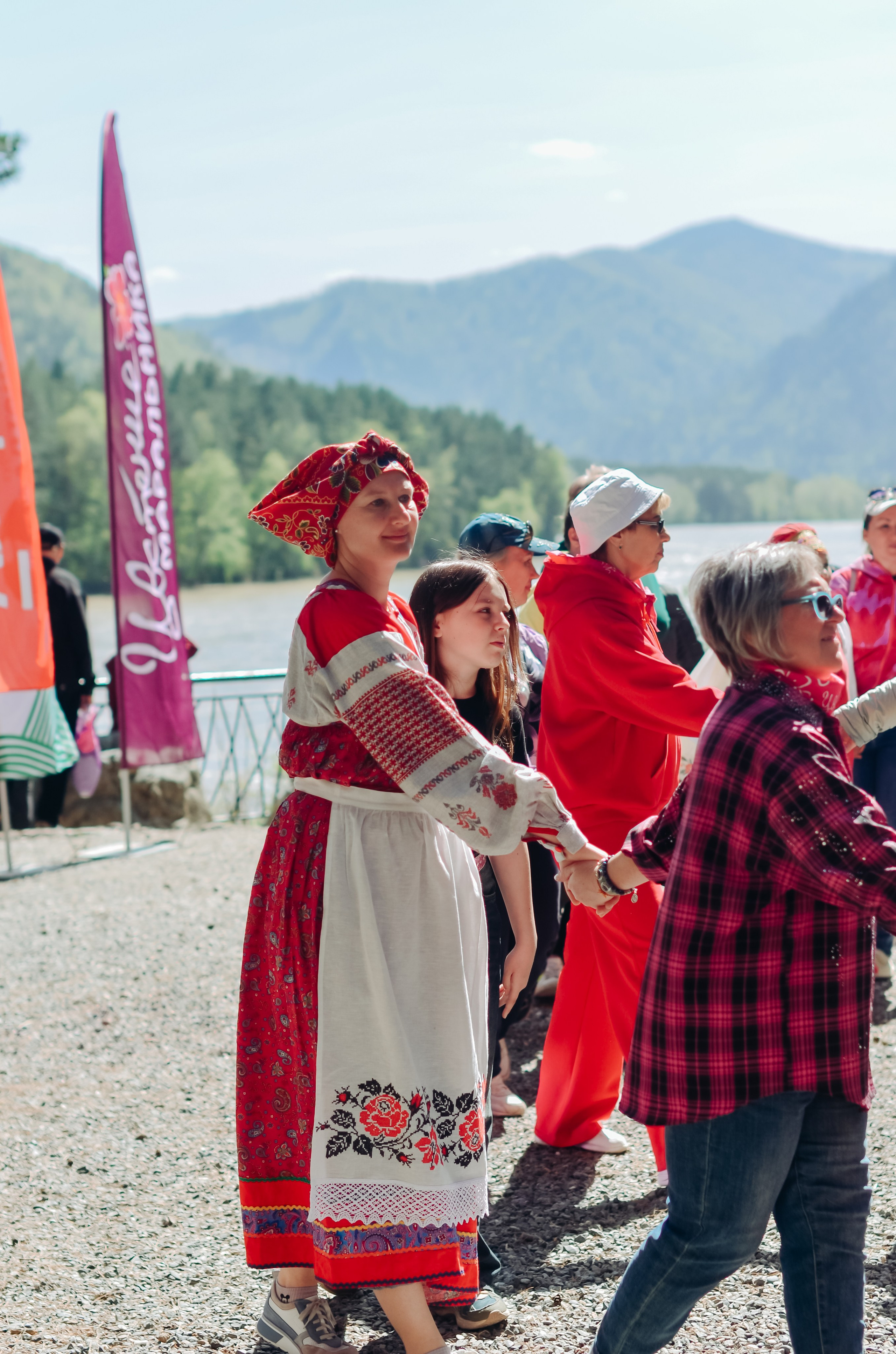 Фестиваль «Цветение Маральника на Алтае 2025». Фоторепортаж. Денисова Аля — фотограф для парных съемок и индивидуальных историй в Барнауле