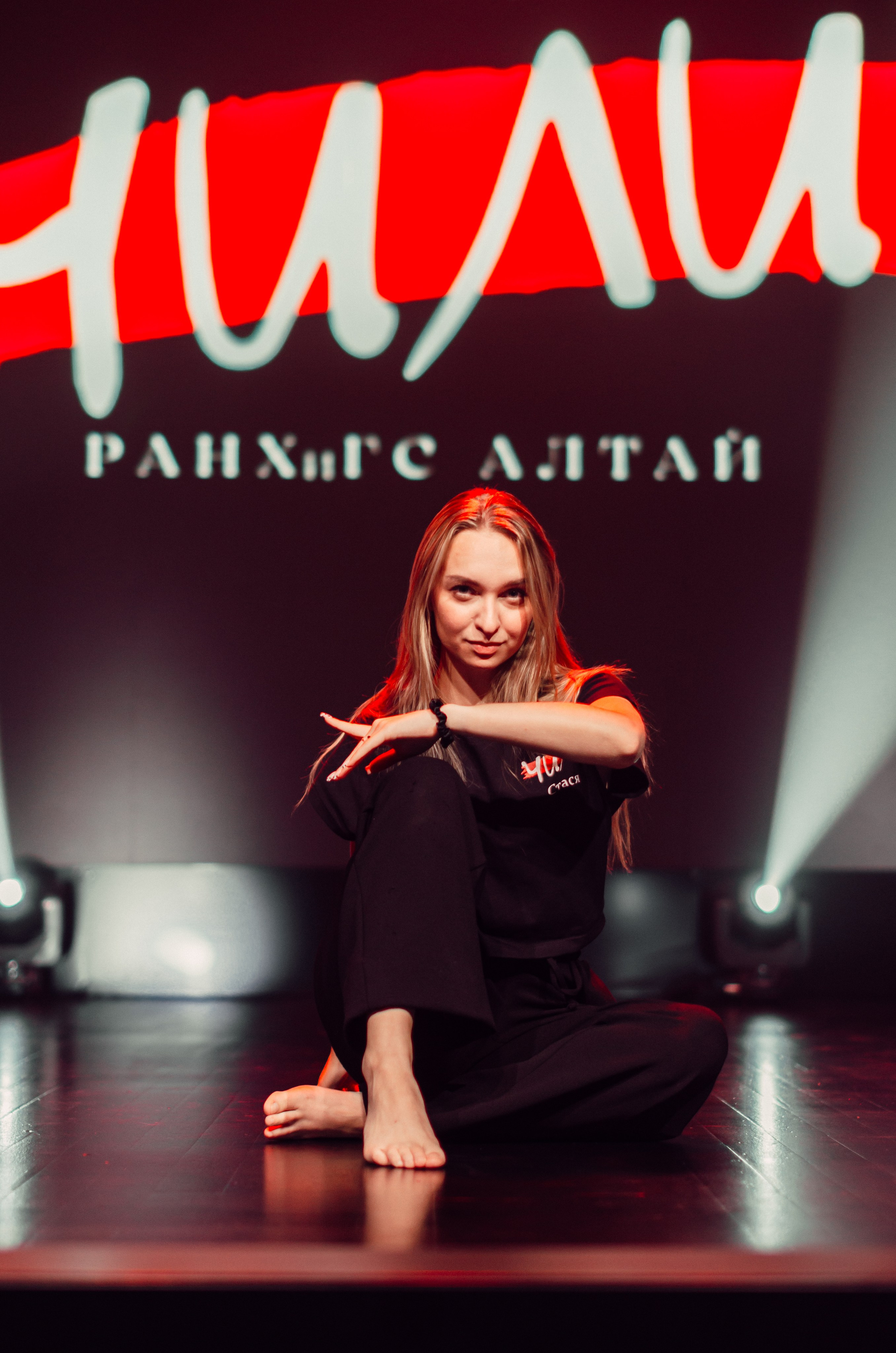 Групповая фотосъемка танцевального коллектива. Денисова Аля — фотограф для парных съемок и индивидуальных историй в Барнауле