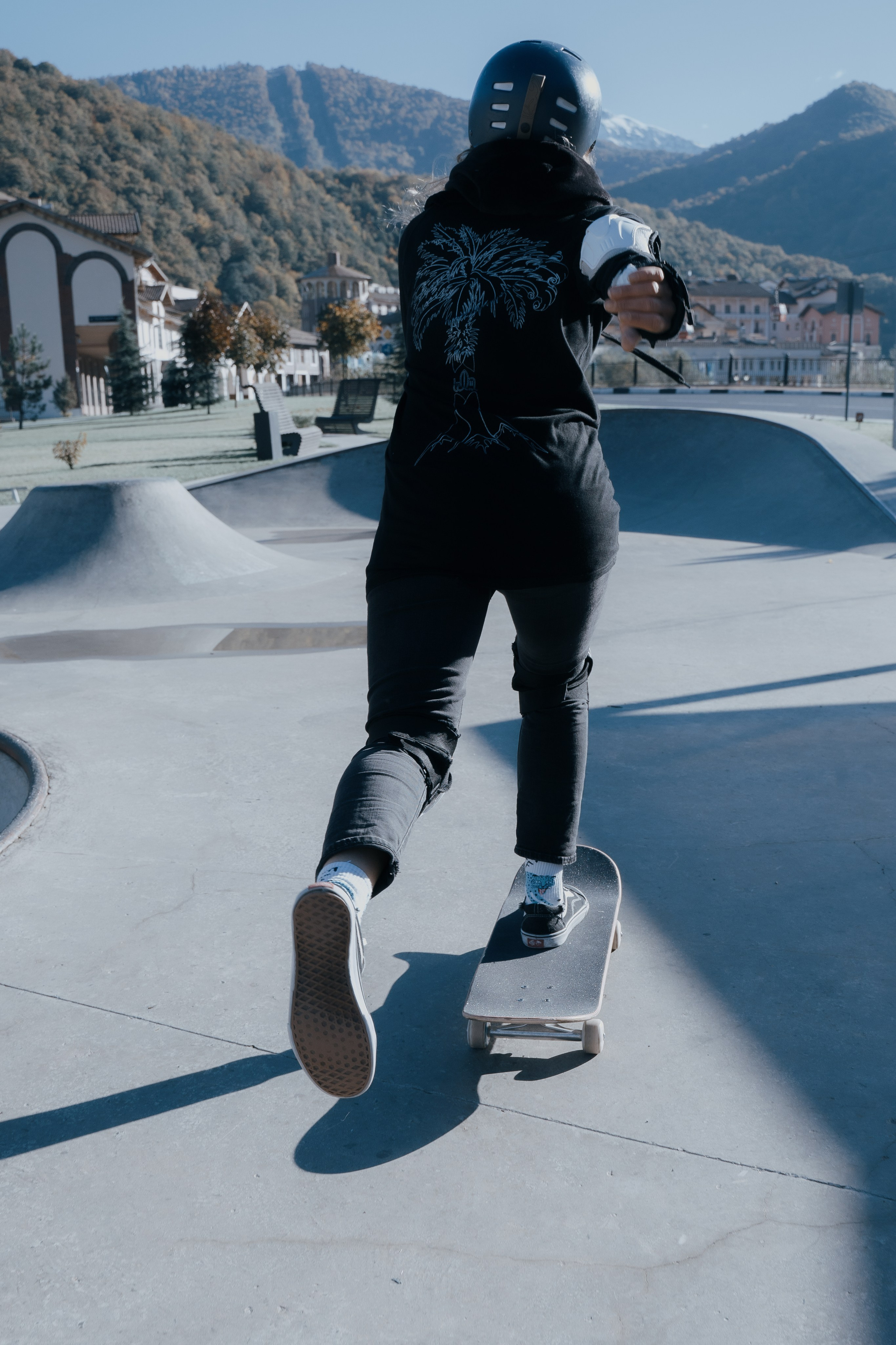 Вид сзади девушки отталкивающий на доске 