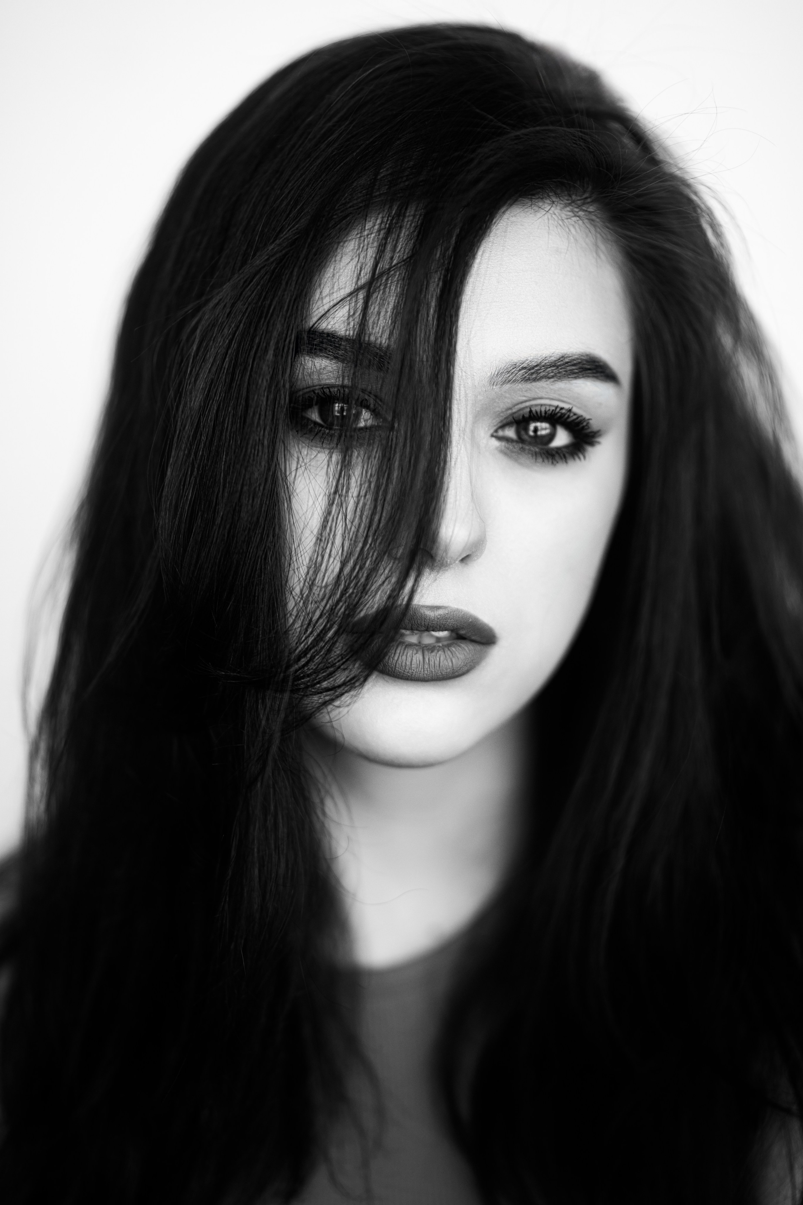 Фотосет с Марианной в студии с минимальным интерьером в формате для «себя»