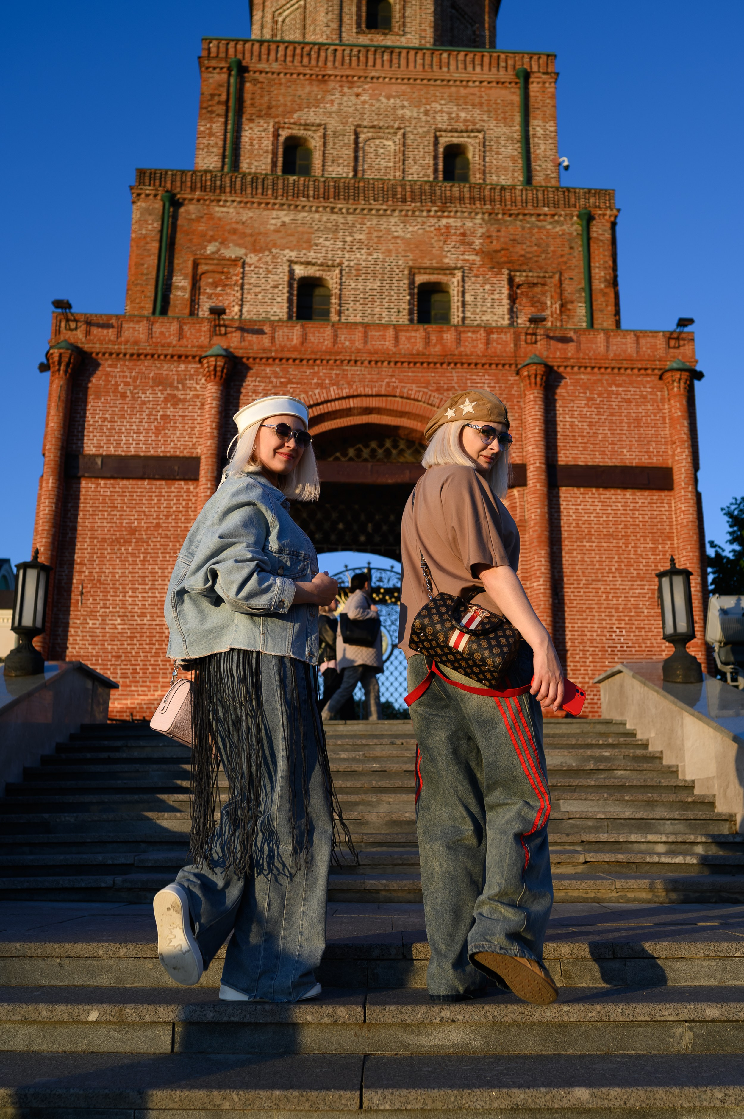 Туристическая прогулочная фотосессия сестер в Казанском кремле