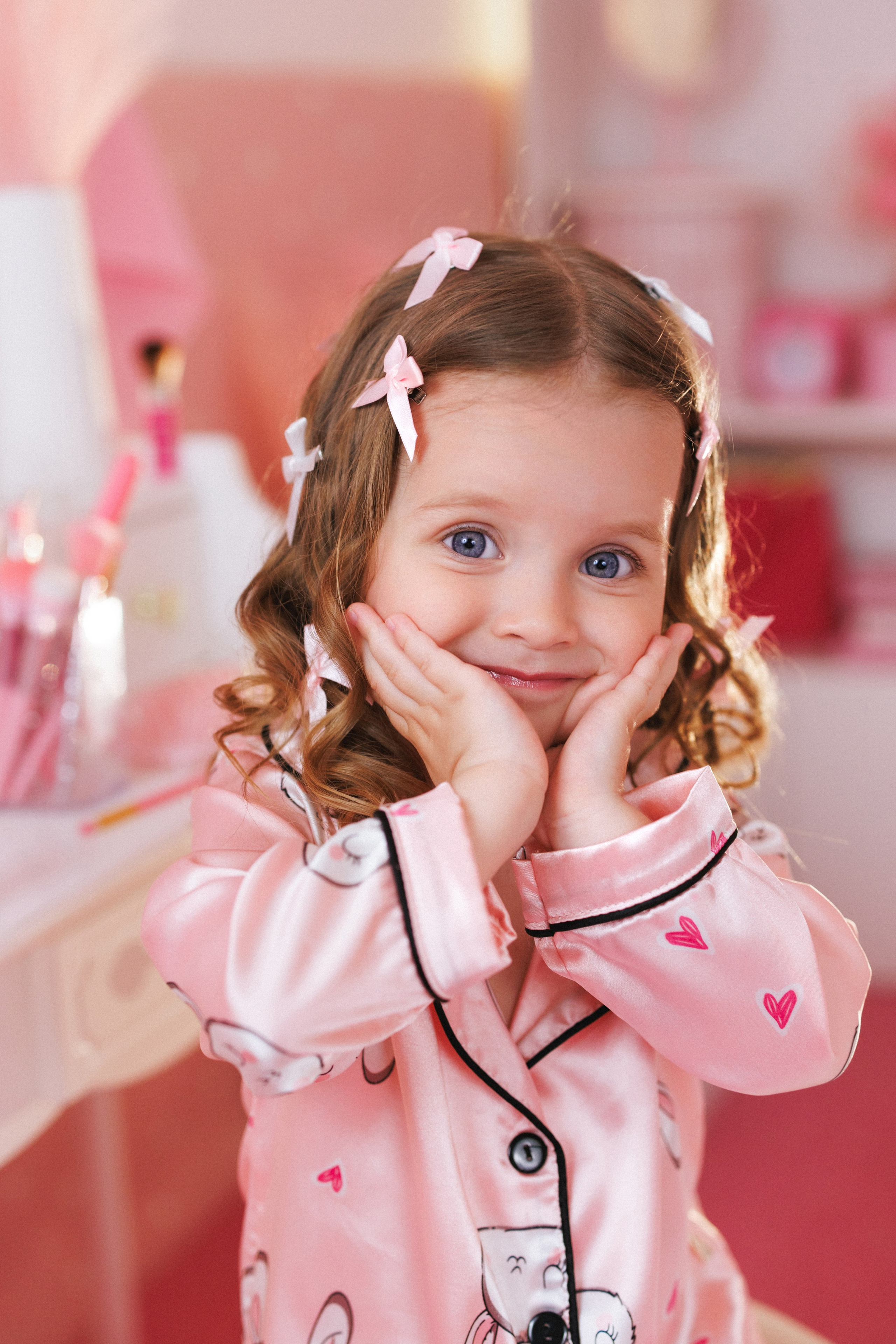 Фотосессия для девочек в интерьере розовой комнаты. Семейный и детский фотограф в Краснодаре Анна Трашкова