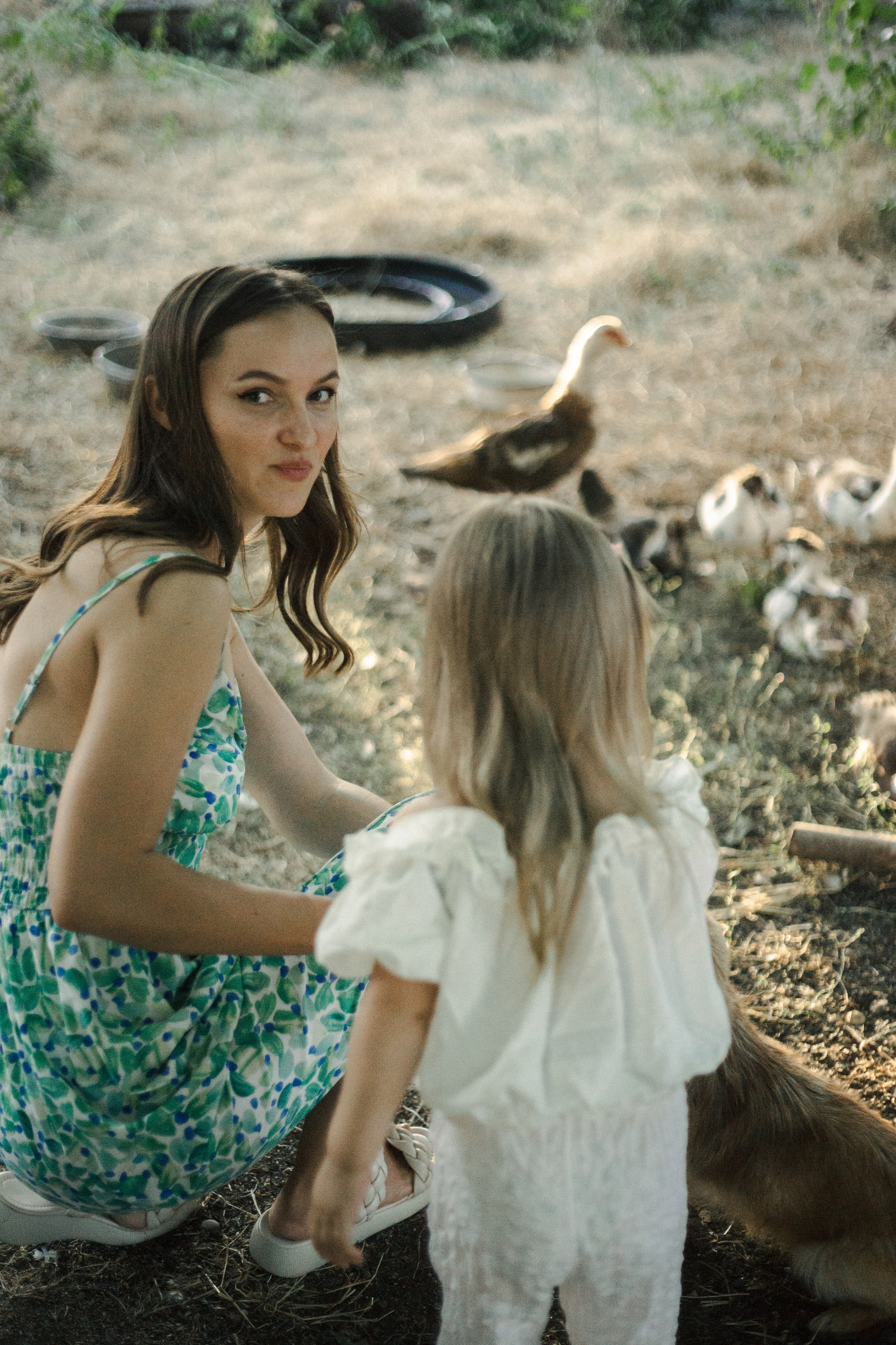 У бабушки в саду. Елизавета и Мария. Фотограф в Ростове-на-Дону и Краснодаре Елизавета Киселёва
