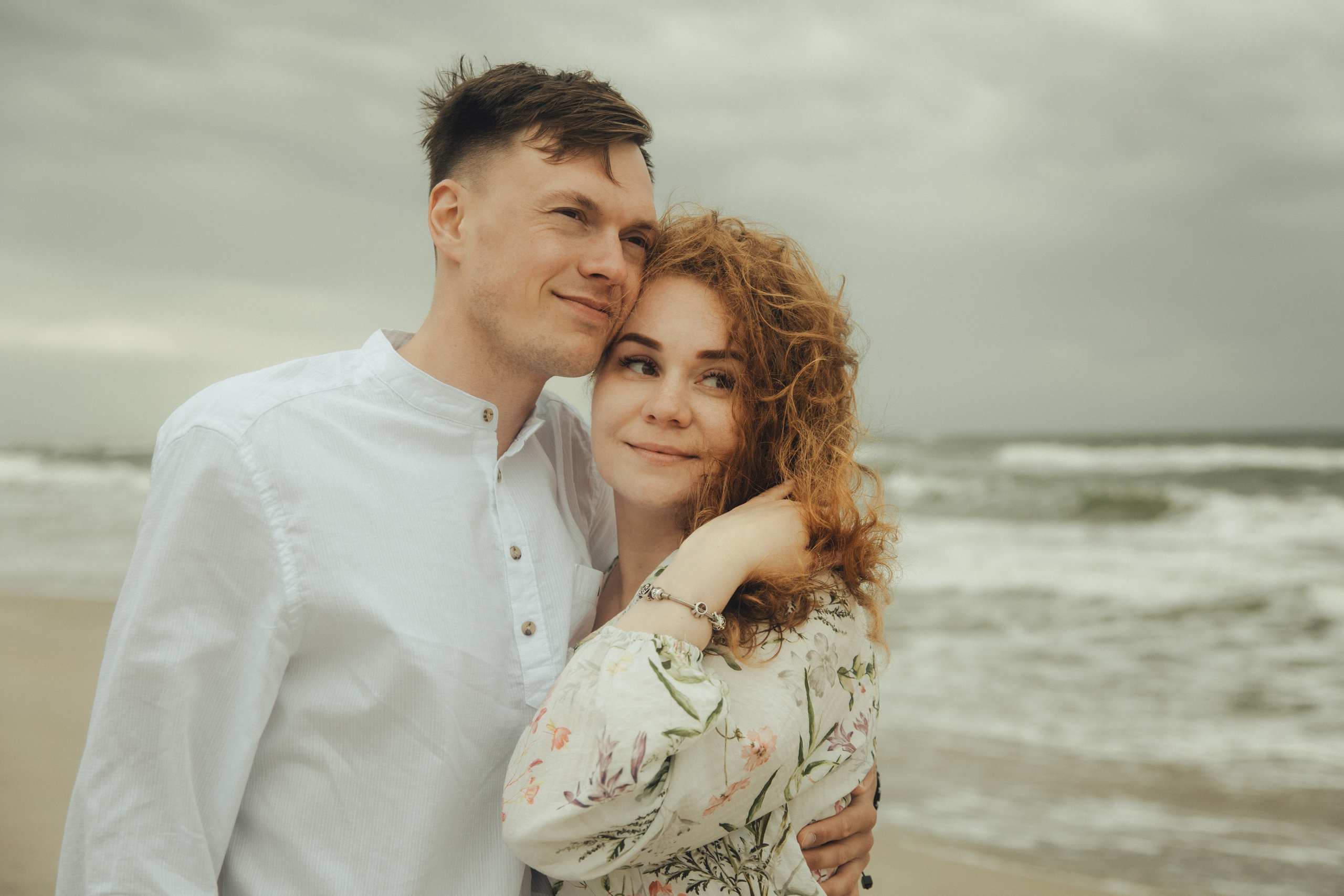 Семья в Янтарном / шторм. Фотограф Калининград Илья Миллер