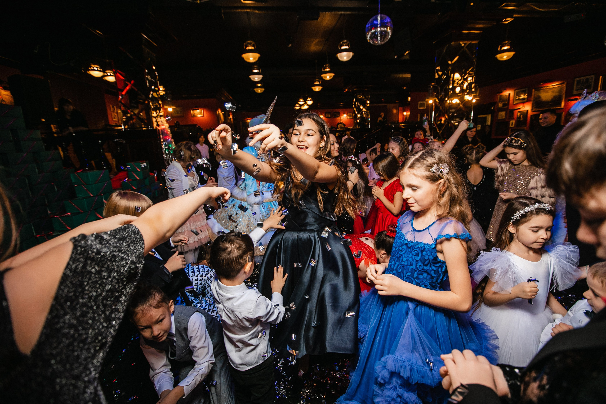 Автограф дети. Новогоднее мероприятие. Роман Урумбаев фотограф Нижневартовск