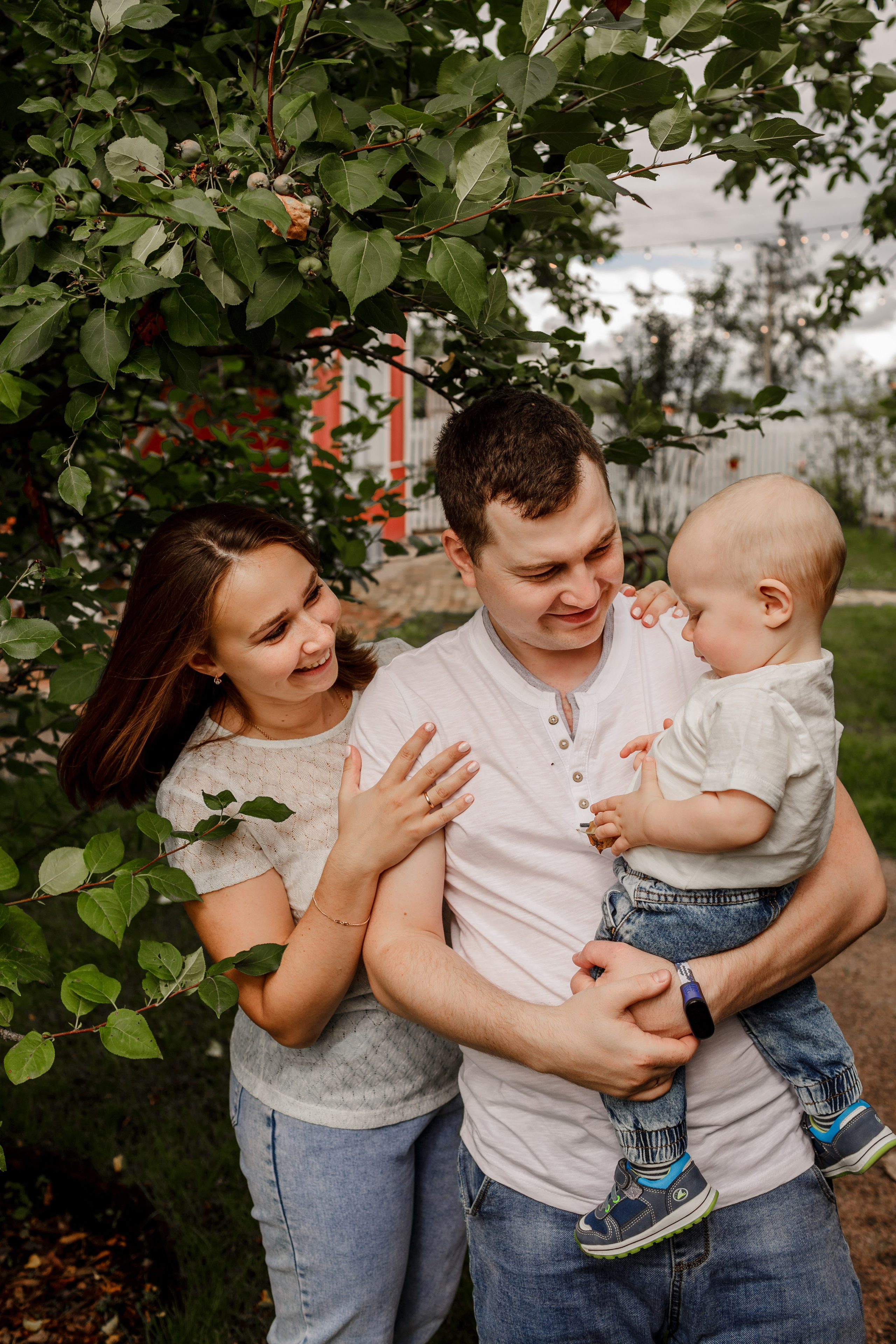 Счастливый малыш с родителями и яблоками 