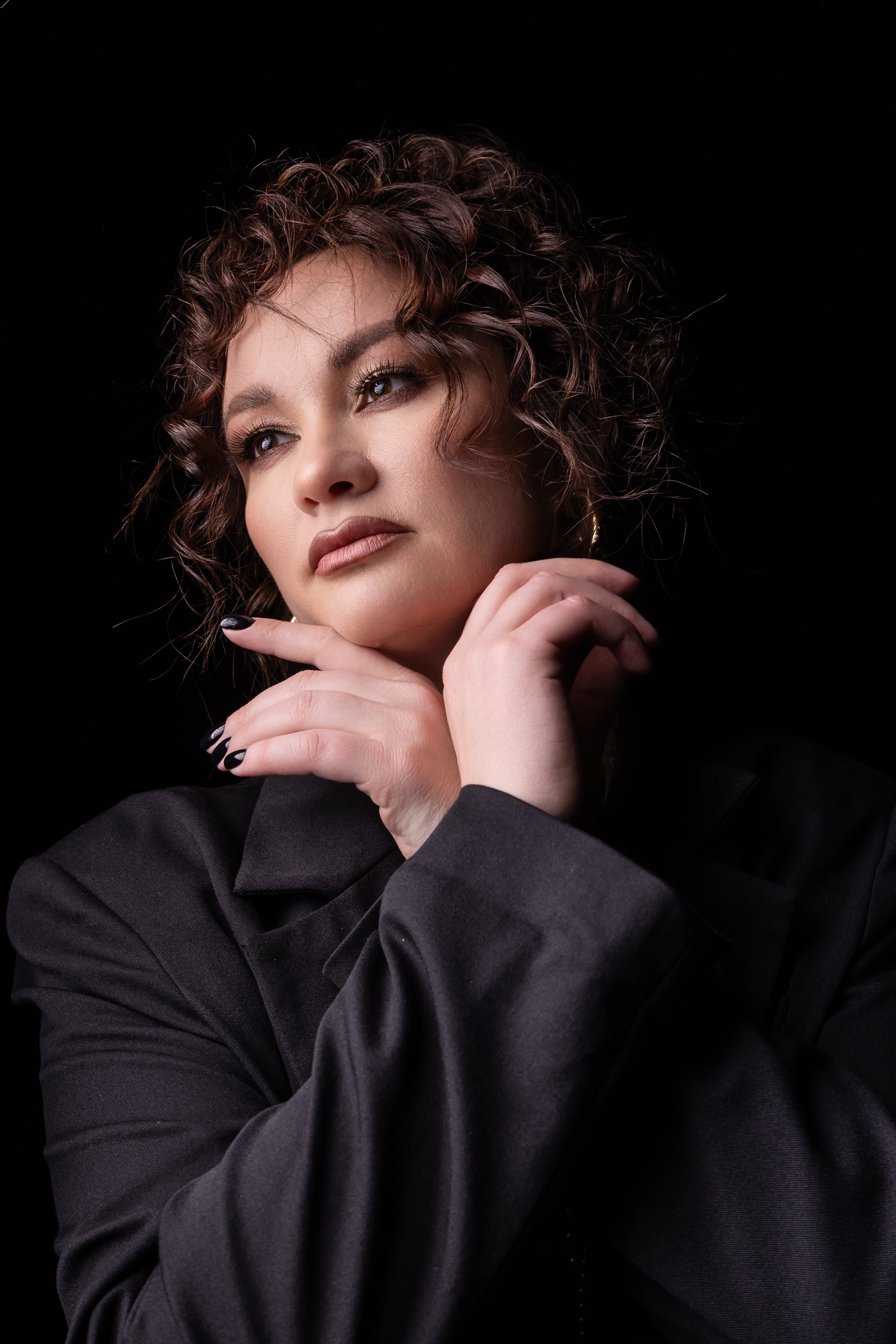 Ольга в фотостудии. Фотограф свадебный, репортажный, индивидуальный, фото для маркетплейсов, брендов, автосалонов