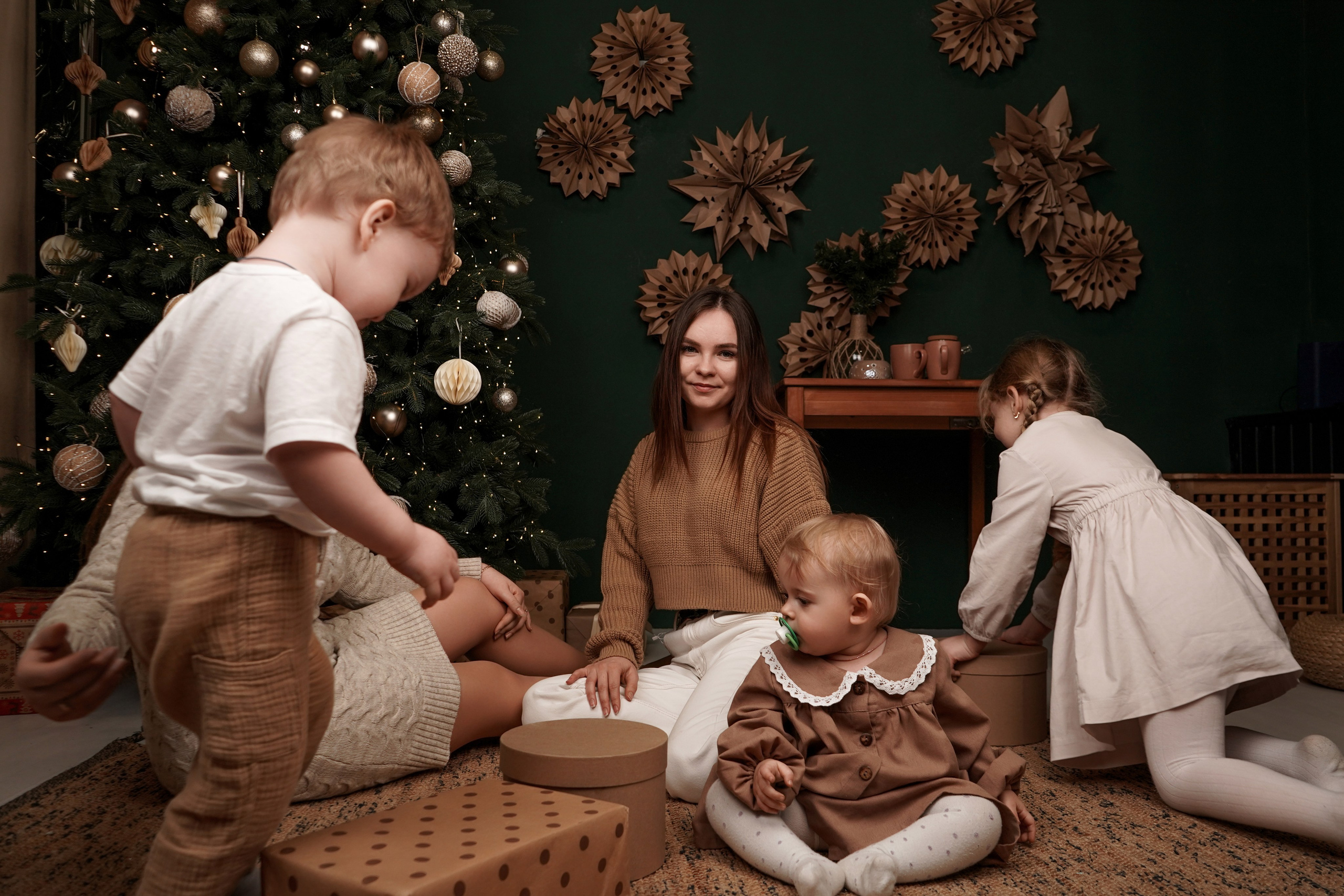 Новогодняя семейная фотосессия в фотостудии Рафинад. Фотограф Ростов-на-Дону и Новочеркасск. Свадебный фотограф в Ростове-на-Дону. Таинство Крещения и Венчания, семейные фотосессии. Алёна Чёботова