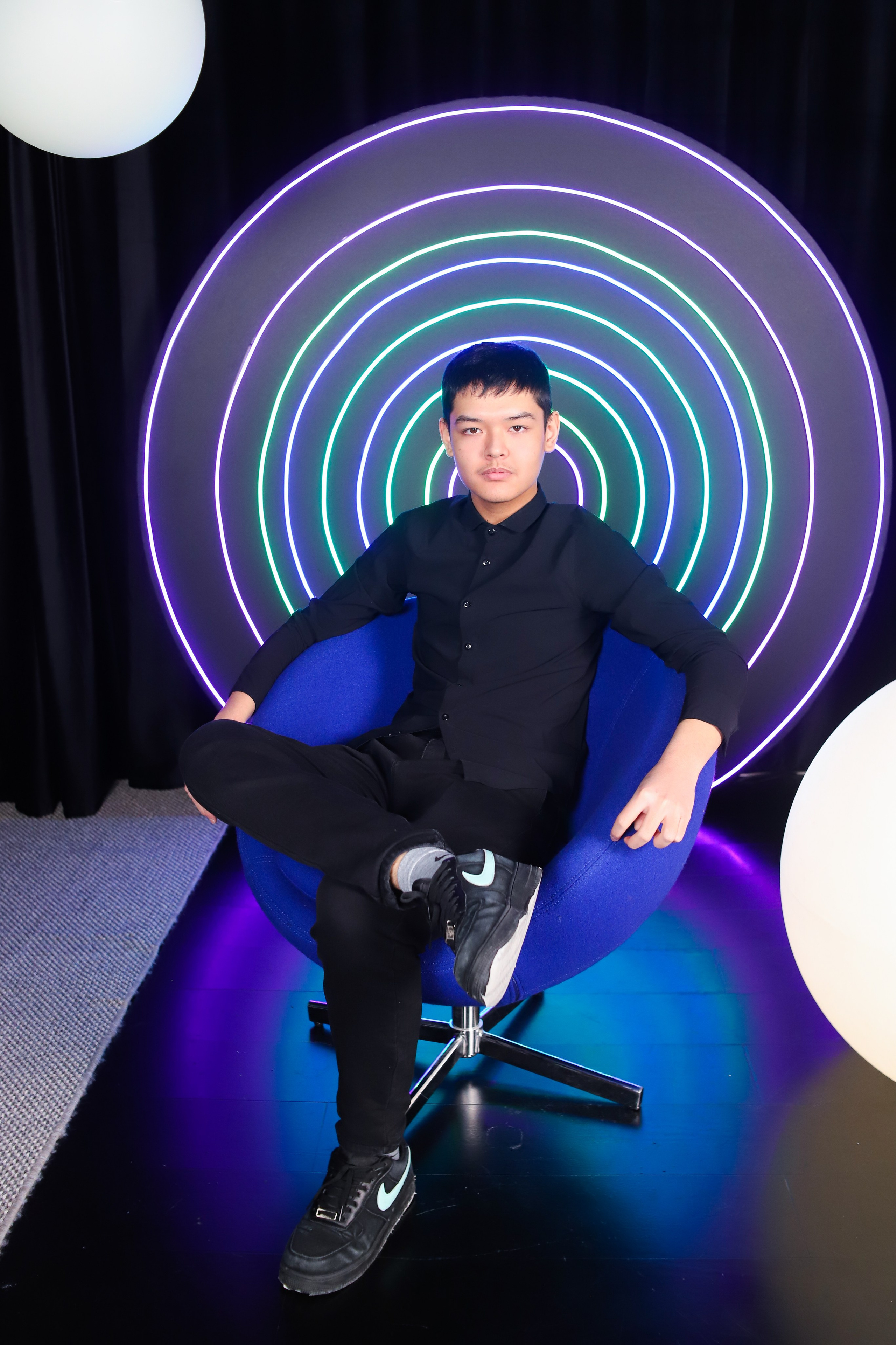 9 Класс в студии с неоном и белой циклорамой. Фотограф в Сургуте Брызгунова Анастасия