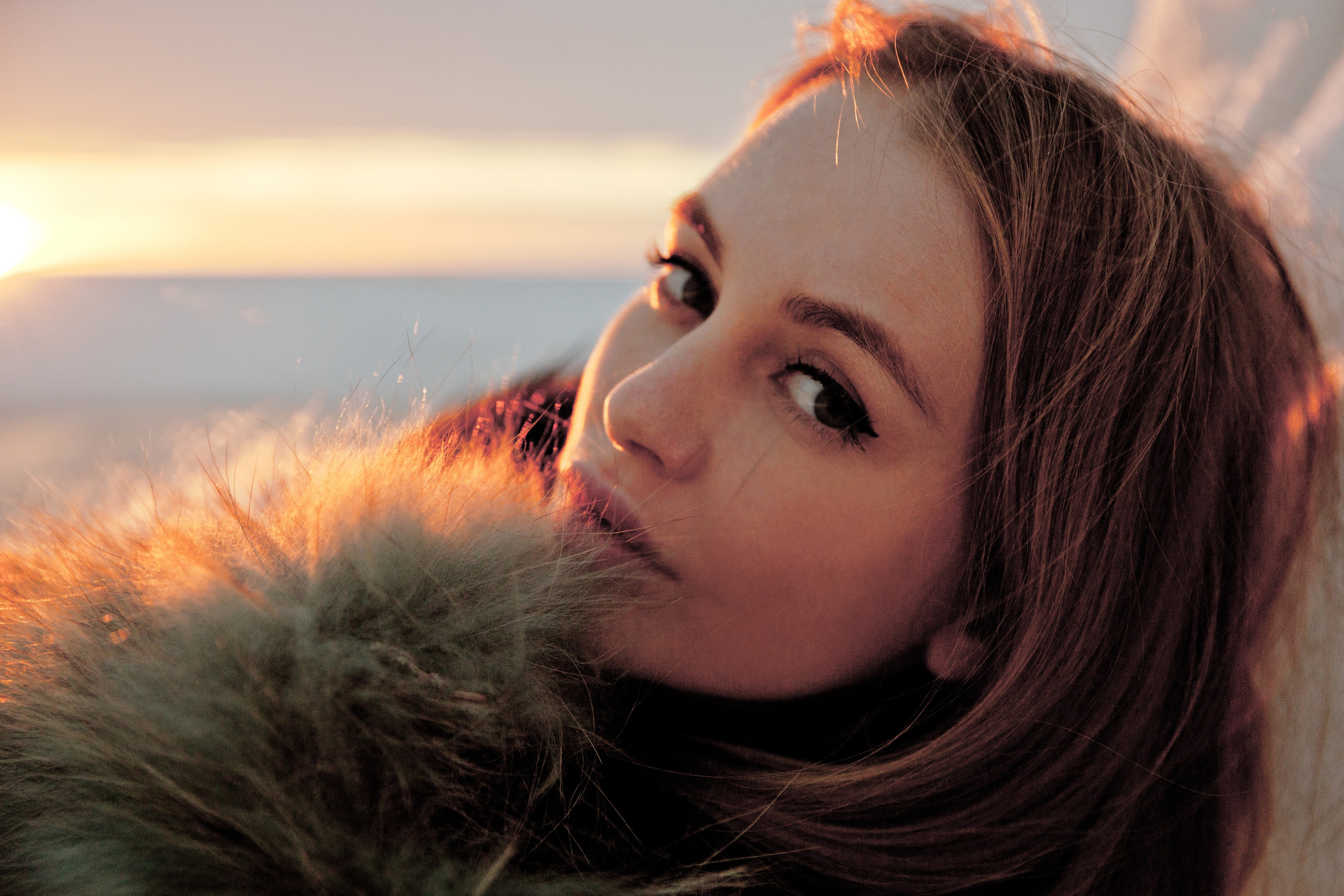 Девушка на берегу Финского залива на закате портрет