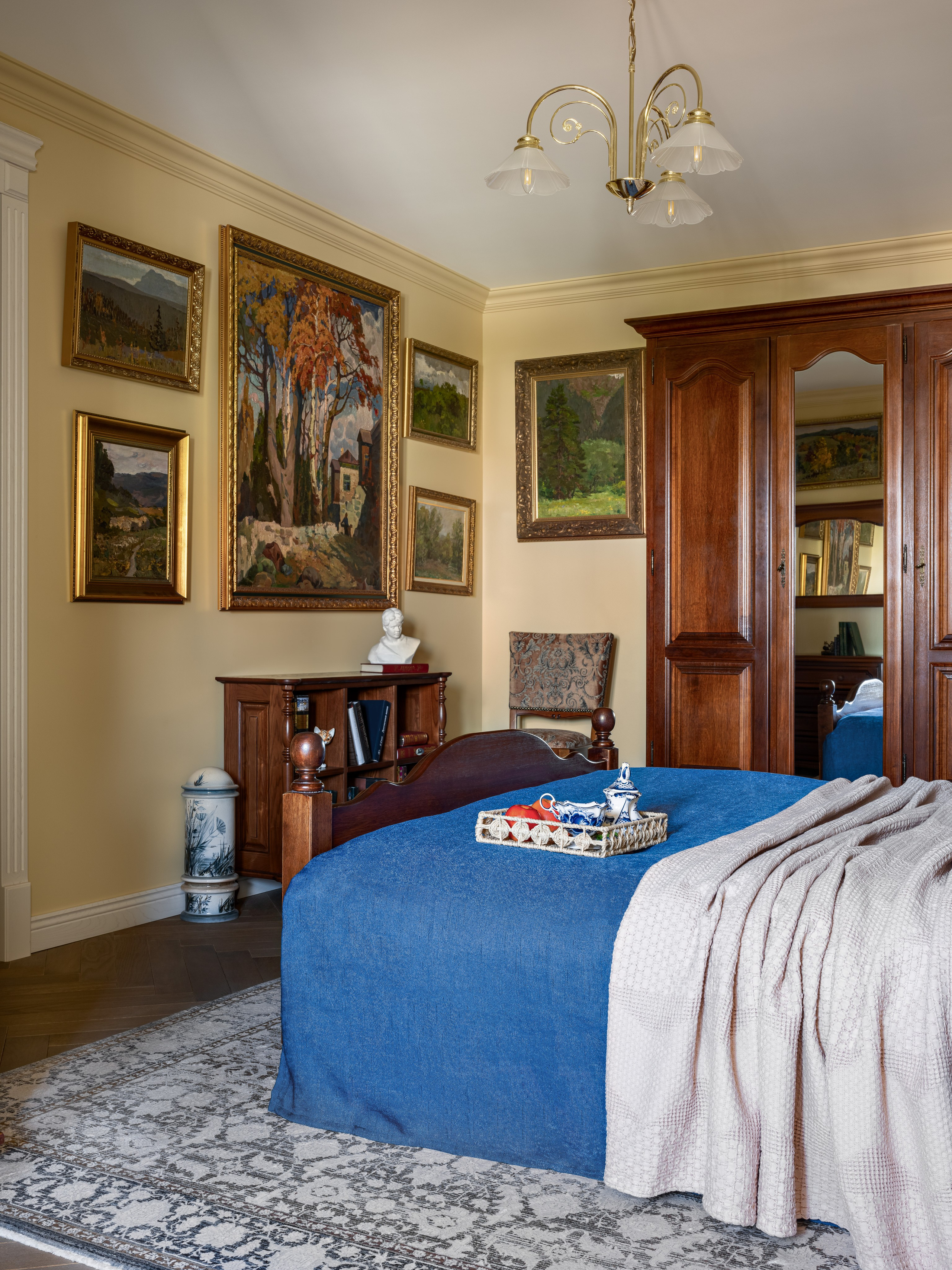 Уютный современный дизайн спальни с винтажным декором и мягкой атмосферой, где классический стиль сочетается с комфортом; авторы проекта — дизайнеры Юлия Капункина и Альбина Терещенко, стилист Алина Нелень, фото Сергея Денисенко.