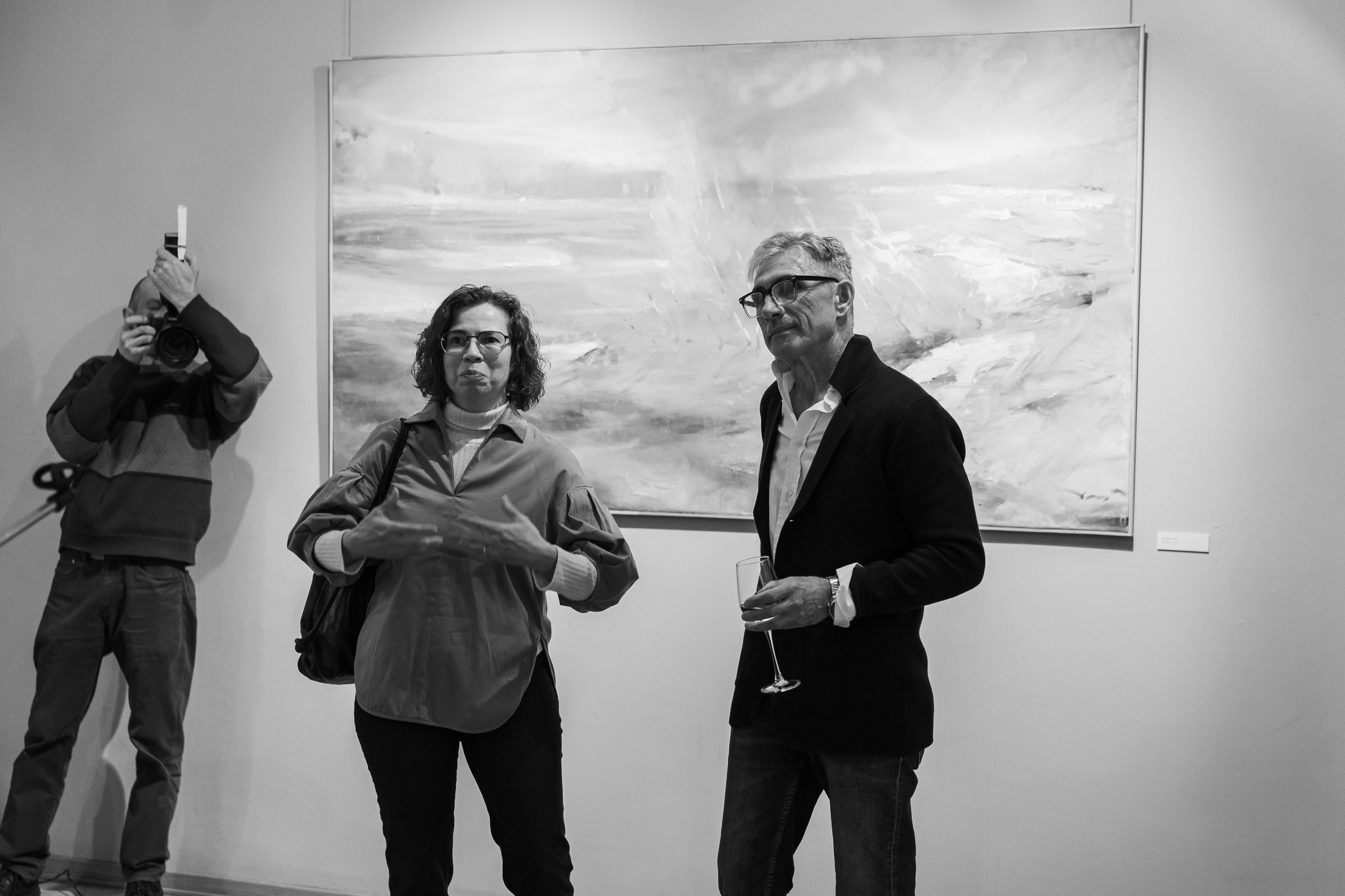 Съёмка открытия вытсавки художника Ильи Даньшина. Лиза Фирстова — самый добрый фотограф