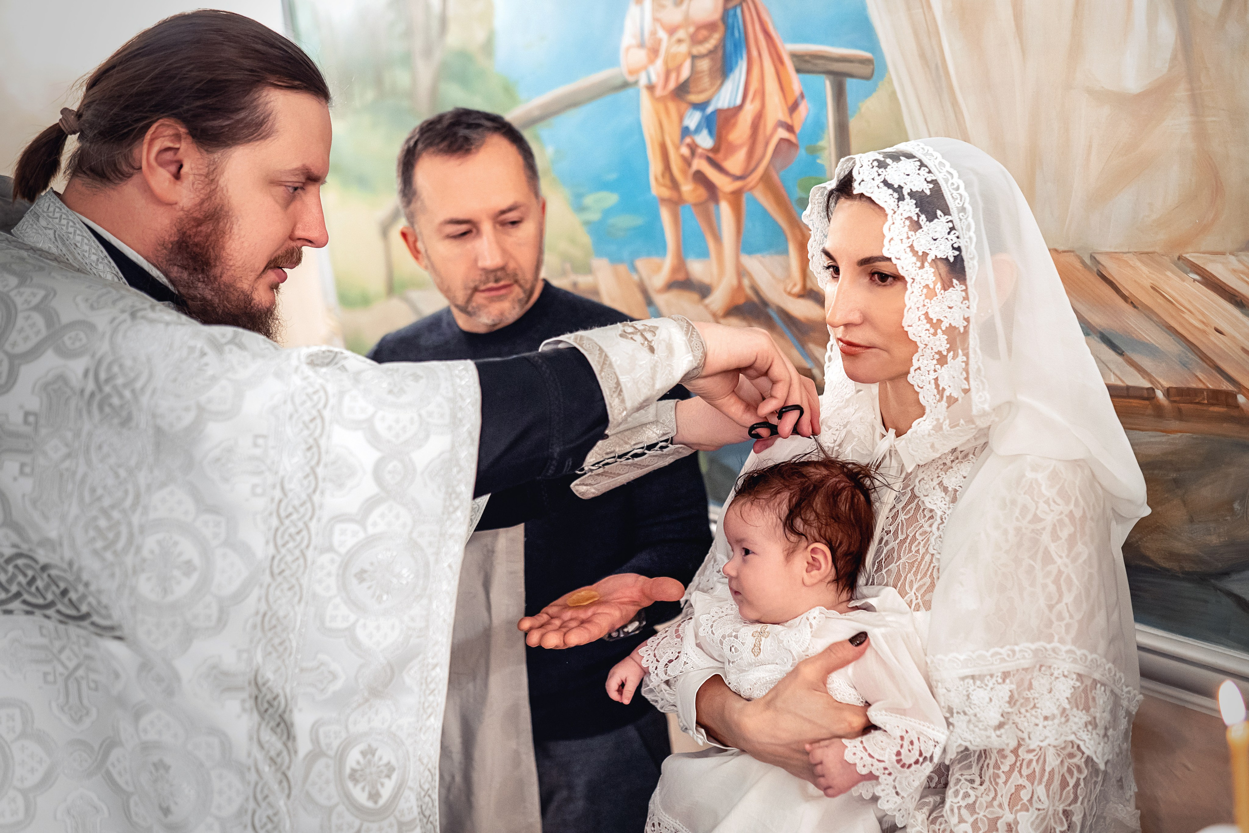 Крещение ребенка в храме Петра и Февронии в Покровском монастыре. Фотограф \ Видеограф на Крещение, Венчание Москва| Семейные съемки