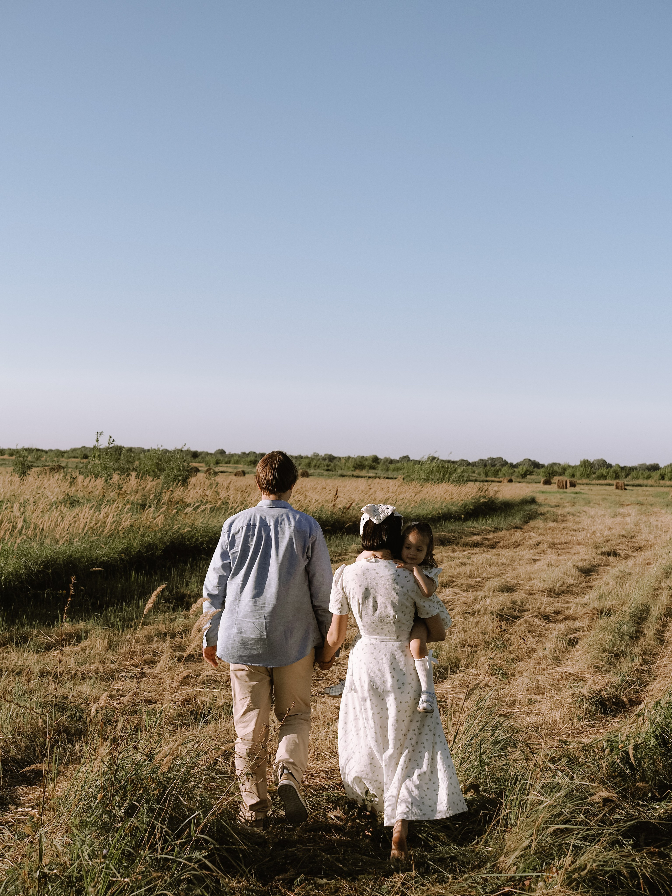 Гоняться по полю на тачке с мамой и папой. Обижаться. Смеяться. Фотограф Рязань. Семейный Свадебный фотограф