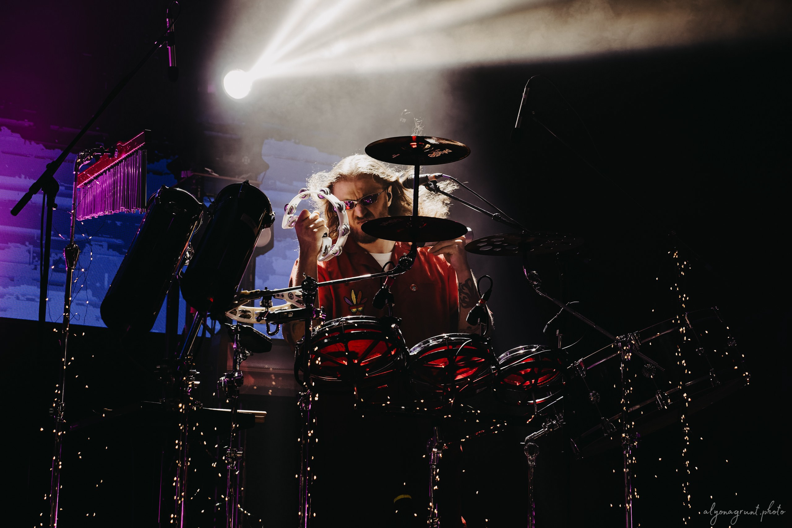 Багровый Фантомас, фоторепортаж, СПб, BASE, 14.12.2025. Алена Адрианова: фотограф в Санкт-Петербурге