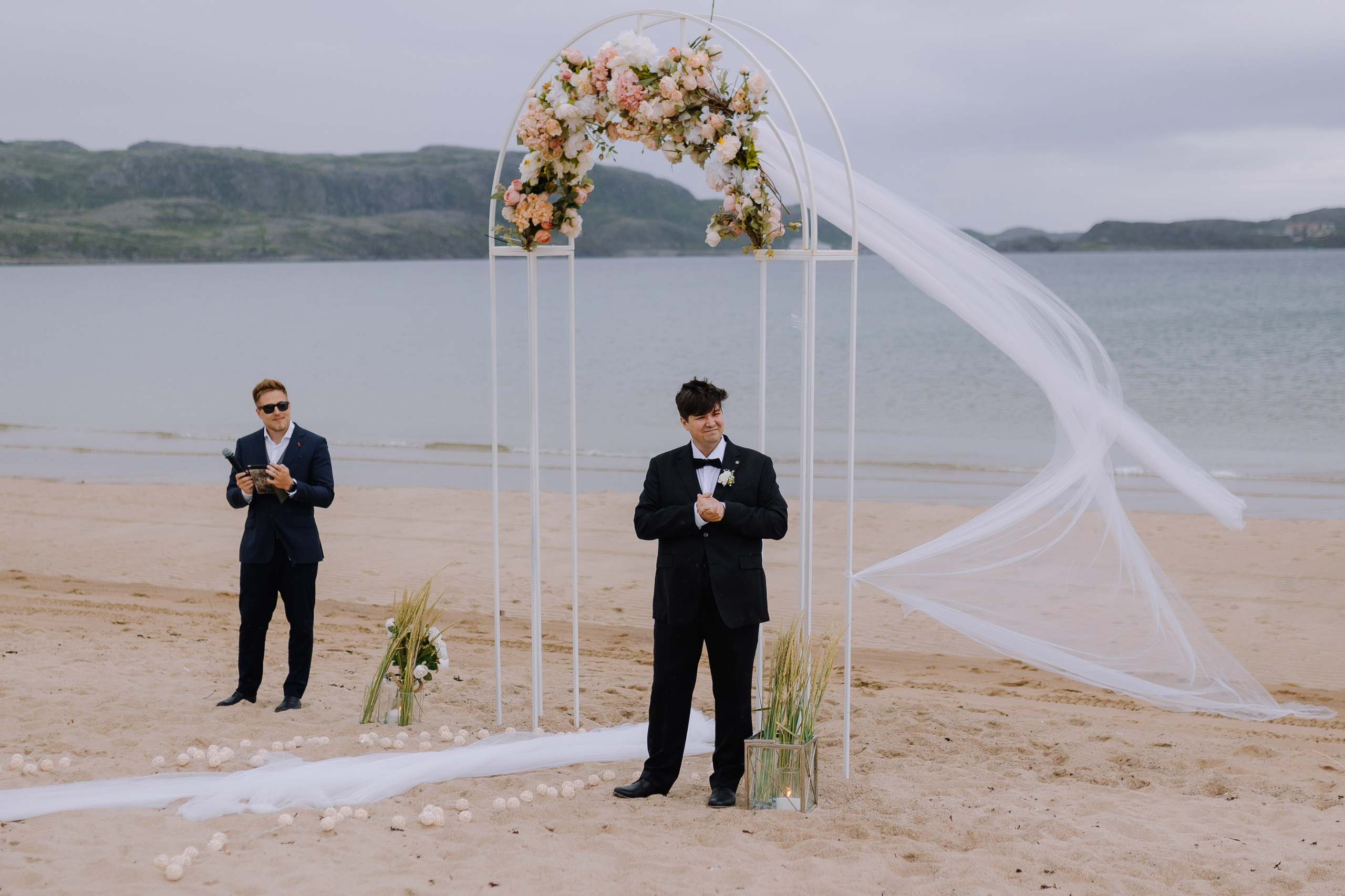 Красивая выездная церемония на фоне северных красот