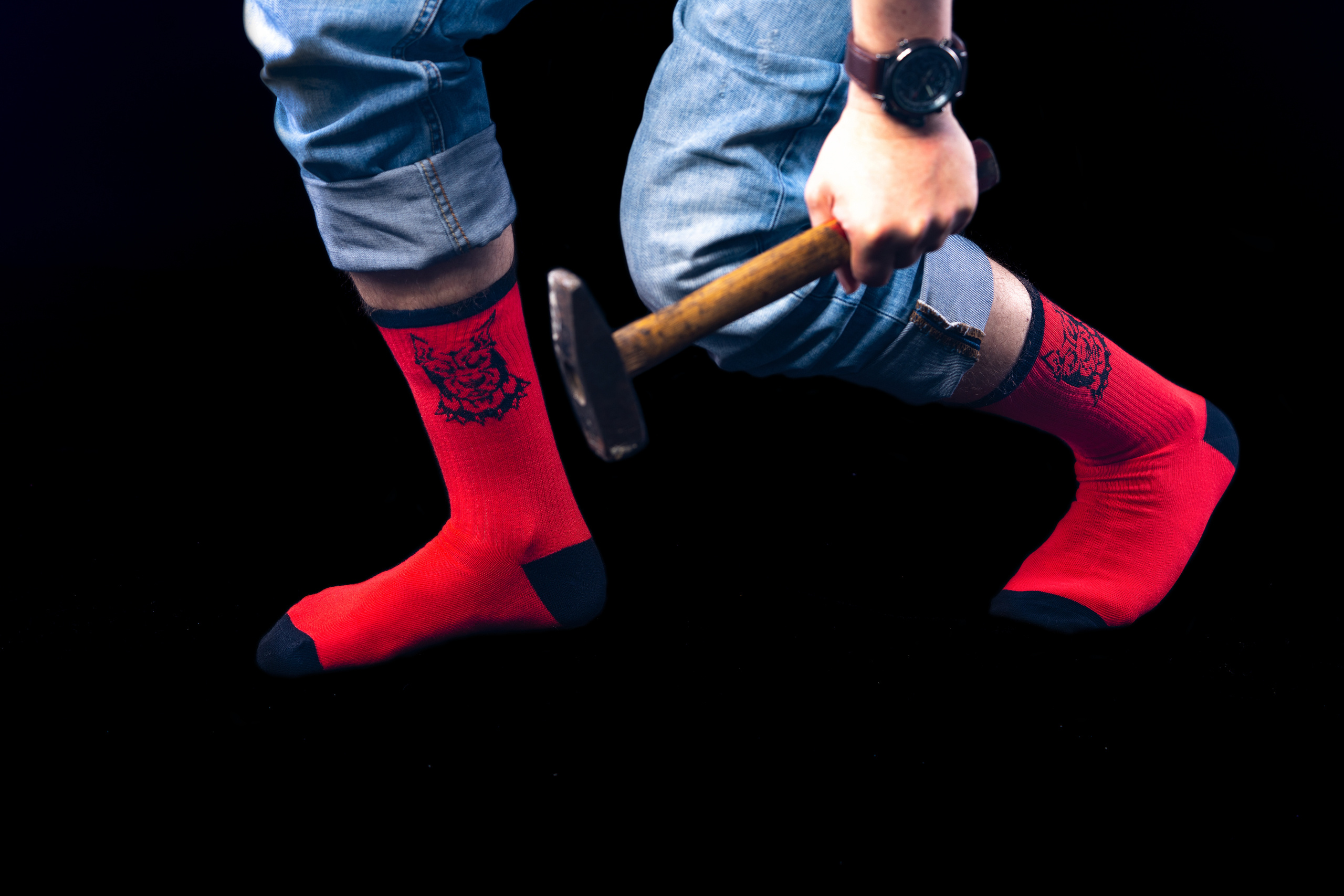 фотография носков премиум класса в рекламной съемке с молотком