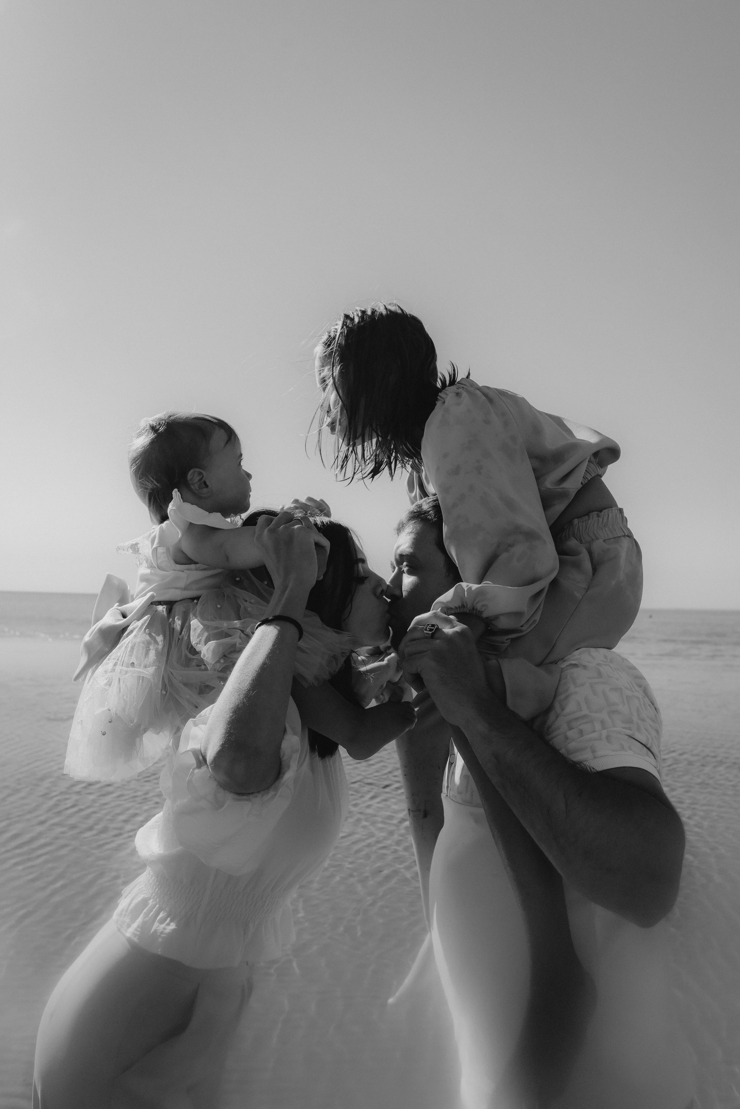 Семейная фотопрогулка на заливе. Алена Виталий Илона Ника. Семейный и свадебный фотограф в Санкт-Петербурге Яна