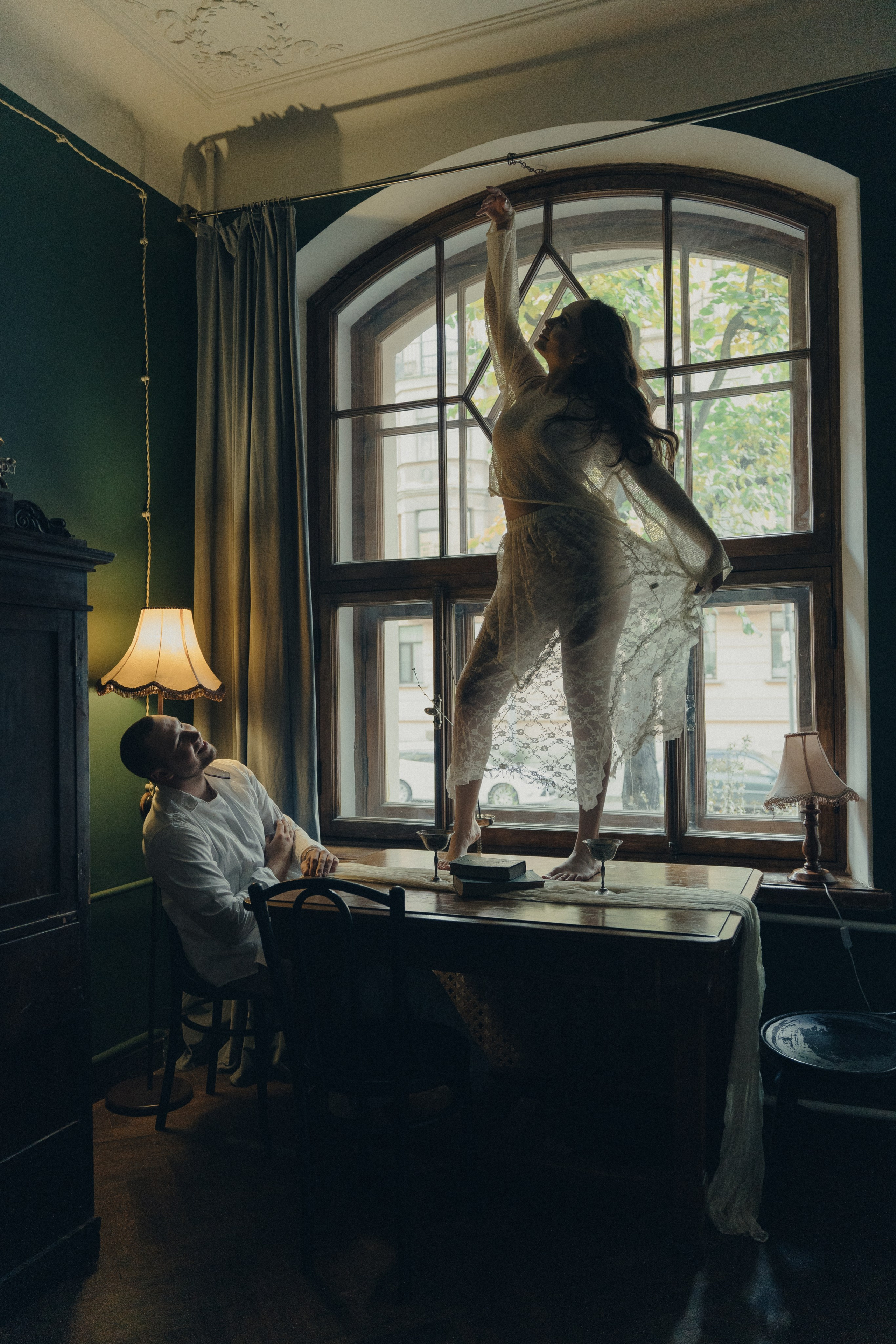 Парная фотосессия в студии. Фотосессия лавстори в Санкт-Петербурге. Живые атмосферный парные фотографии.