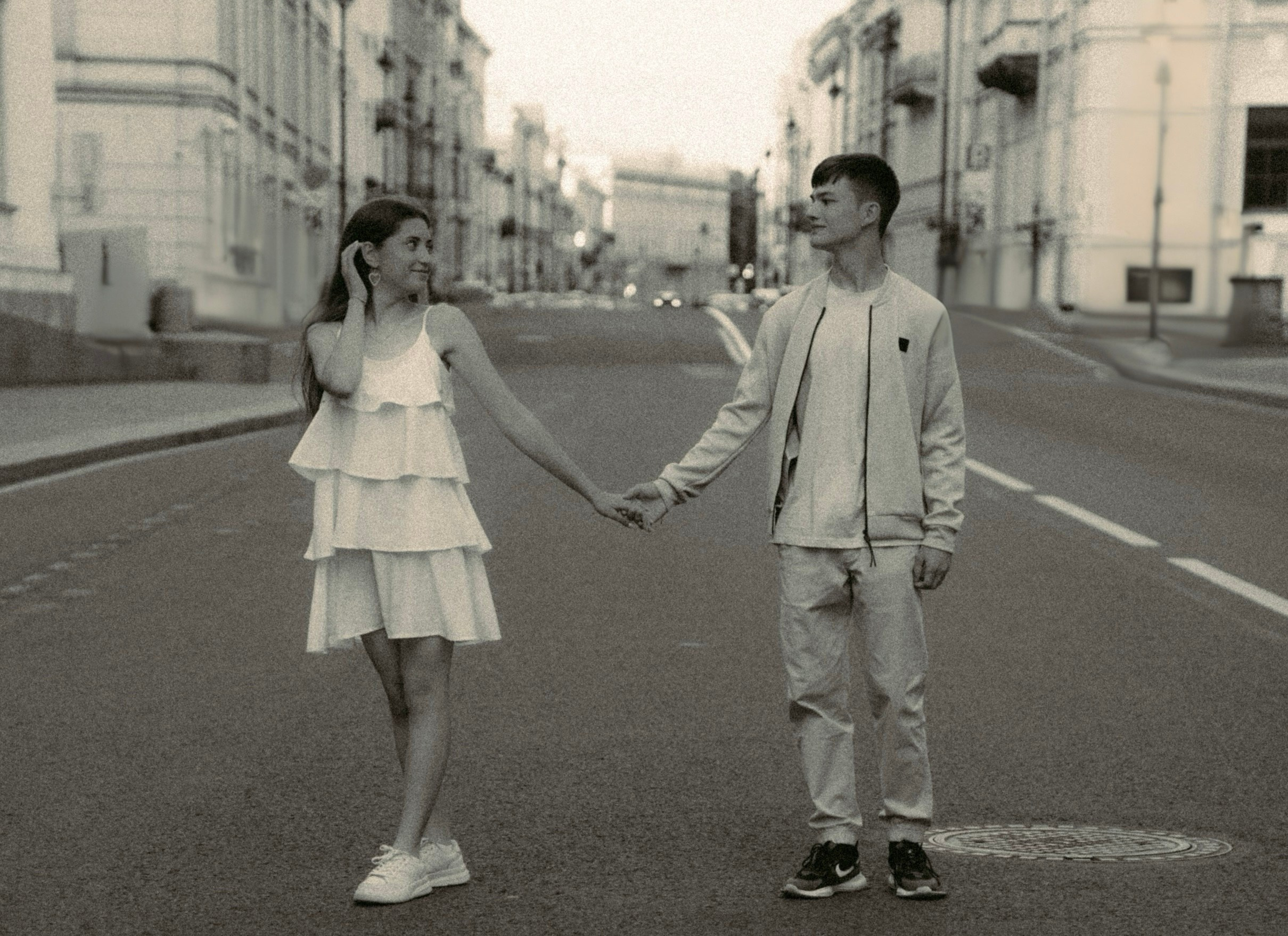 Влюбленная пара в Санкт-Петербурге. Фотосессия на пустой дороге 