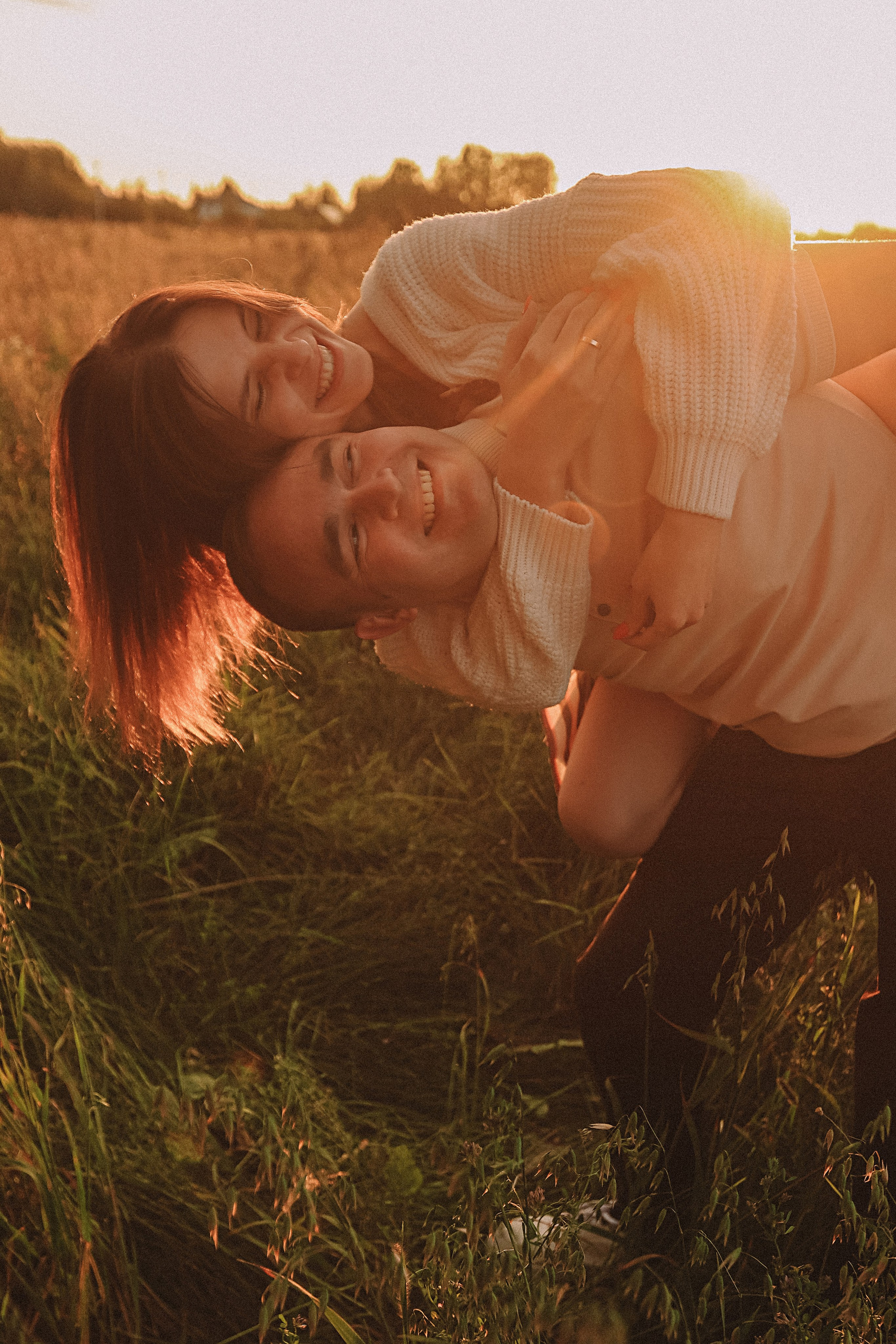 Поле love story на закате. Семейный фотограф Тюмень, фотограф на роды Салмина Мария