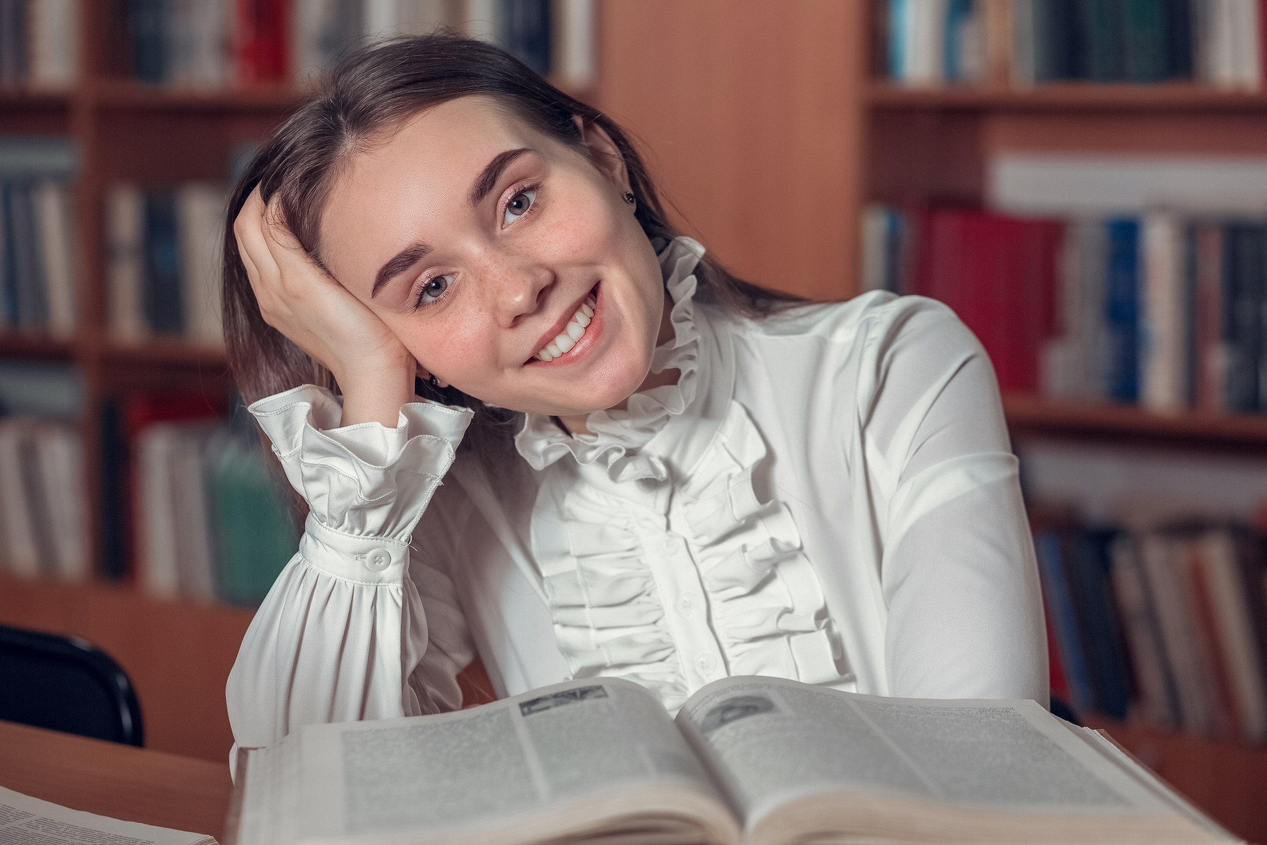 Портрет выпускницы 11-го класса в школьной библиотеке