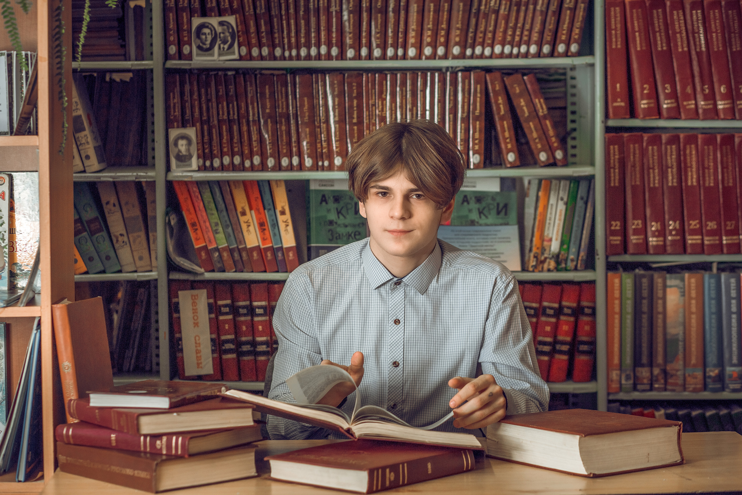 Портрет выпускницы 11-го класса в школьной библиотеке