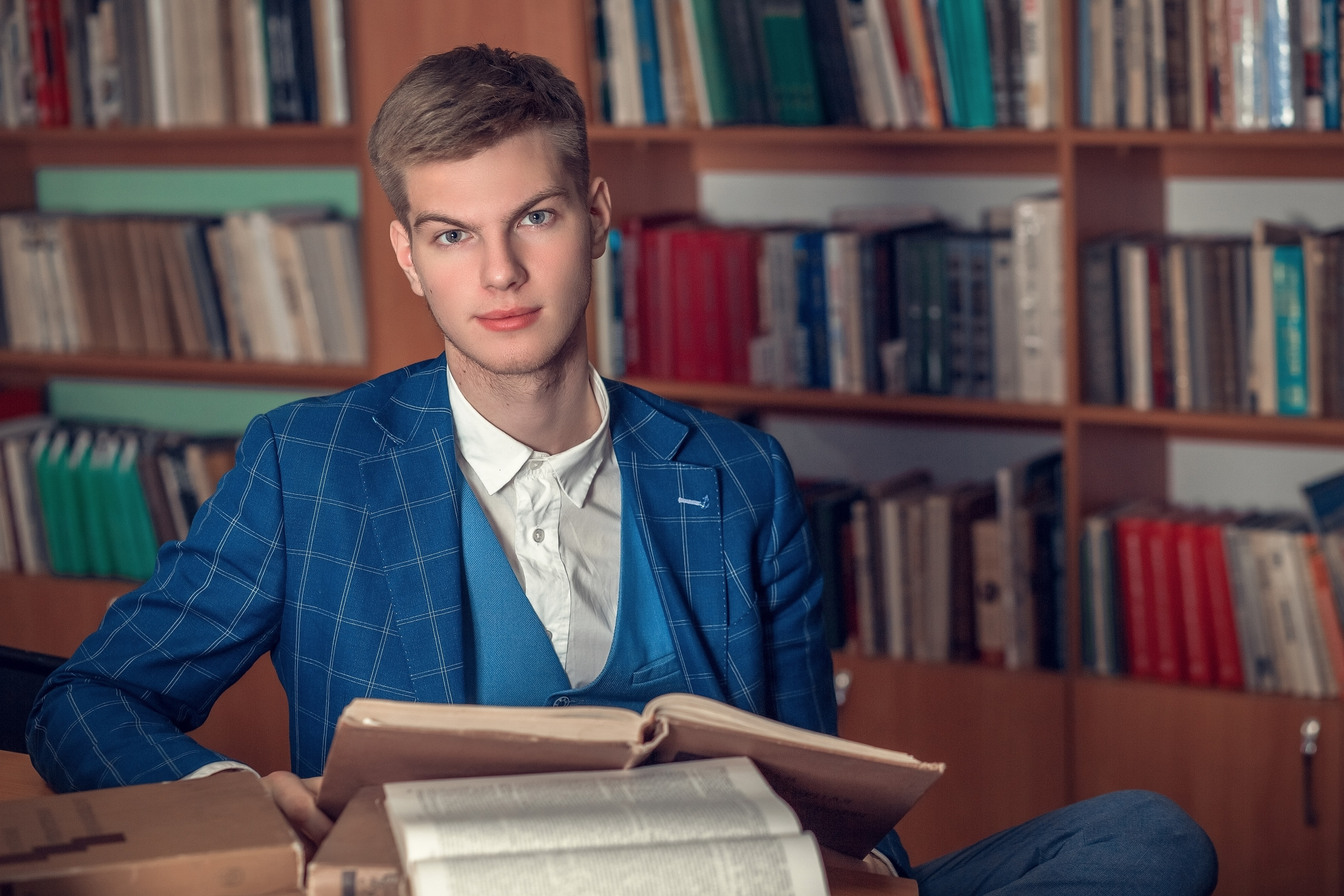 Портрет выпускника 11-го класса в школьной библиотеке