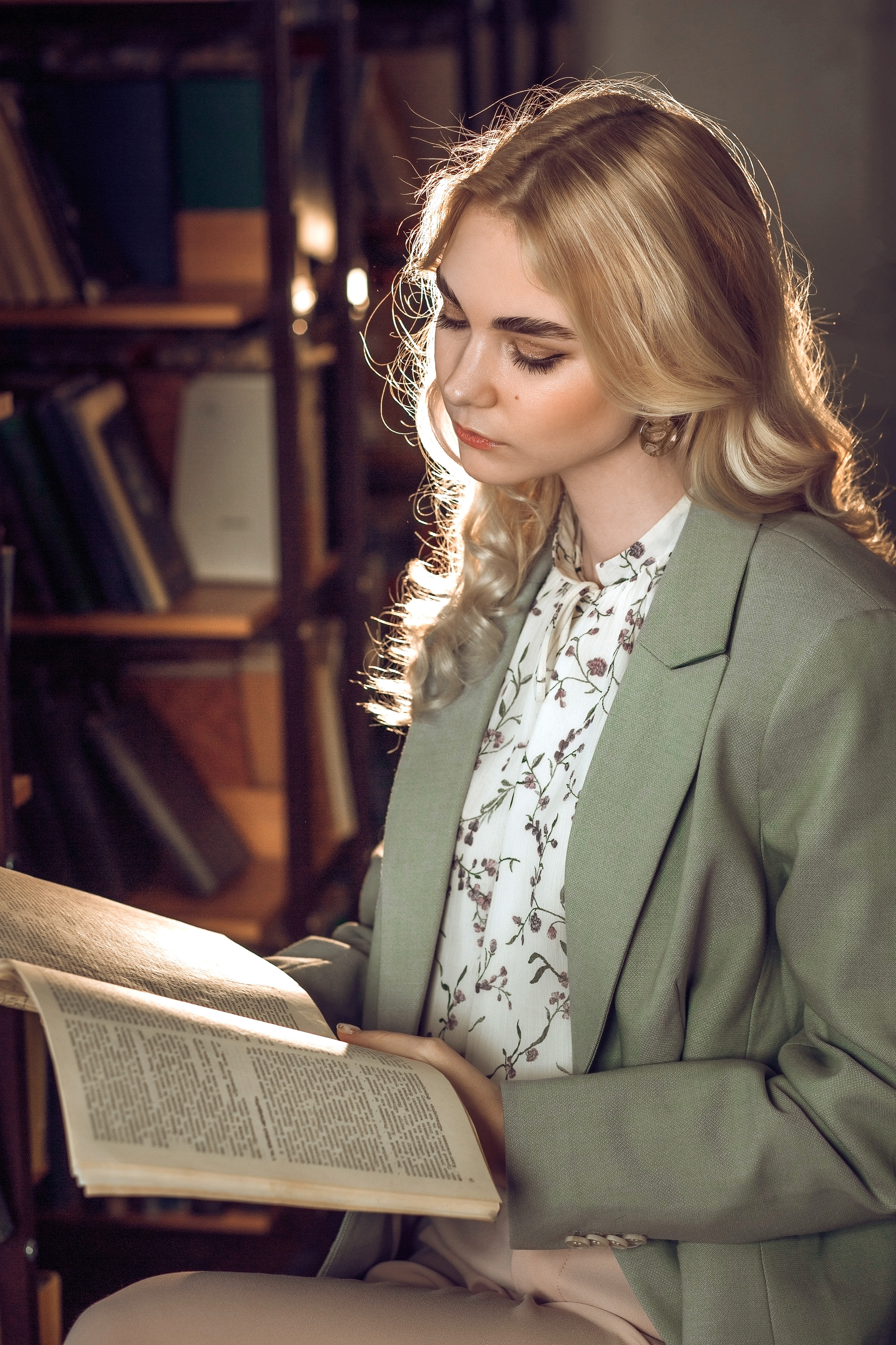 Портрет выпускницы 11-го класса в школьной библиотеке