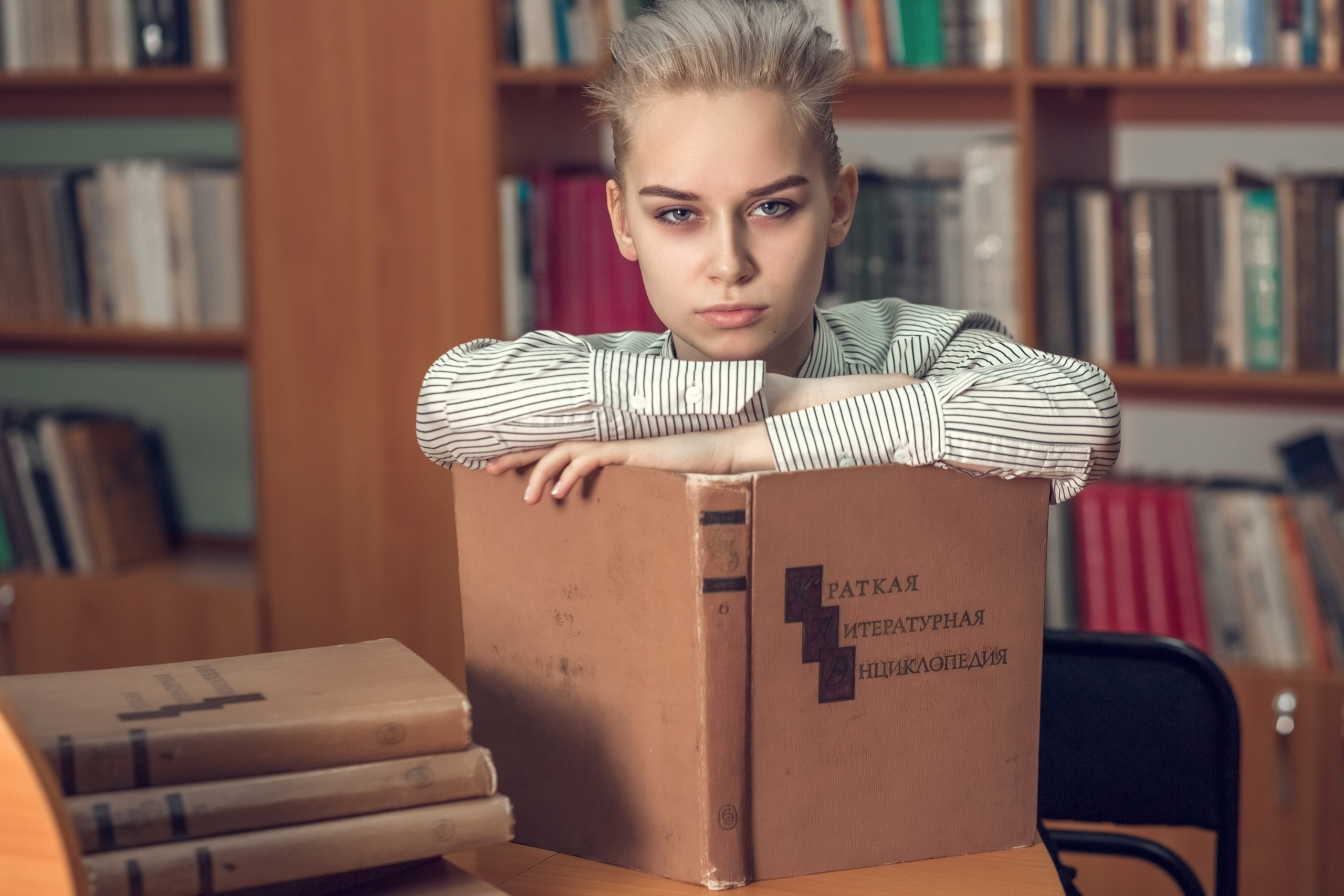 Портрет выпускницы 11-го класса в школьной библиотеке
