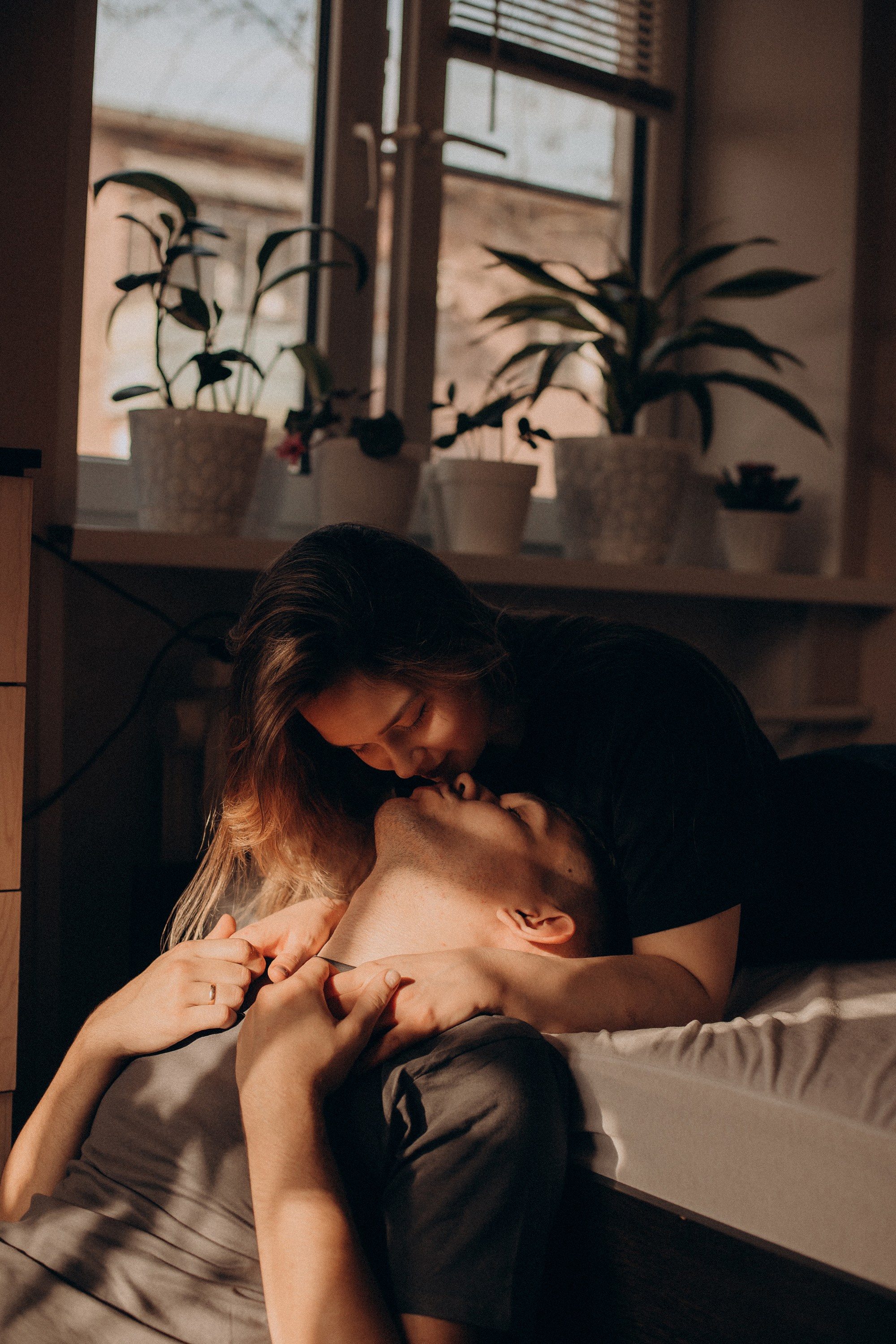 Солнце наполнило комнату светом, а вы — теплом. Свадебный фотограф Илья Бринк