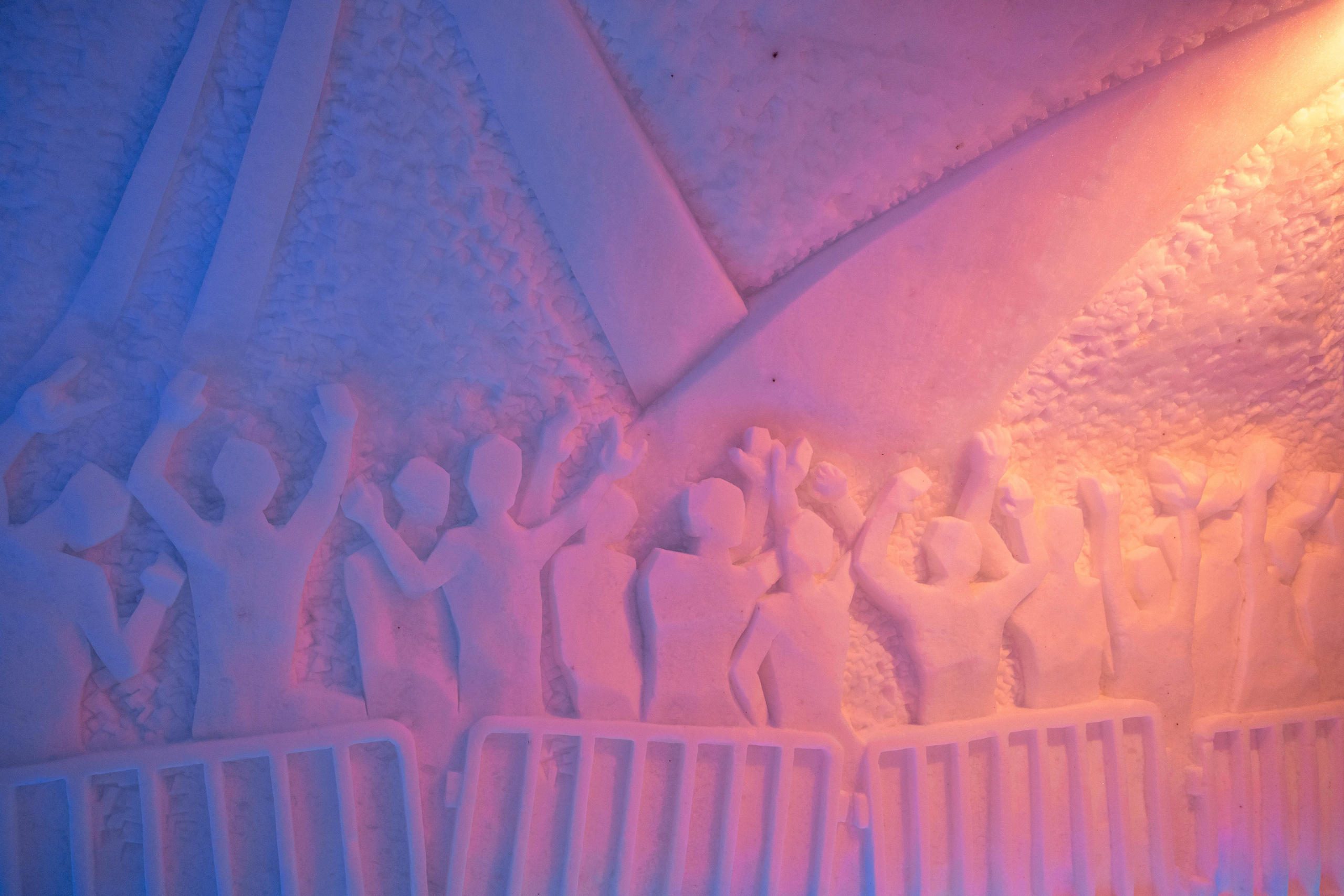 Снежная деревня. Турист оптимист