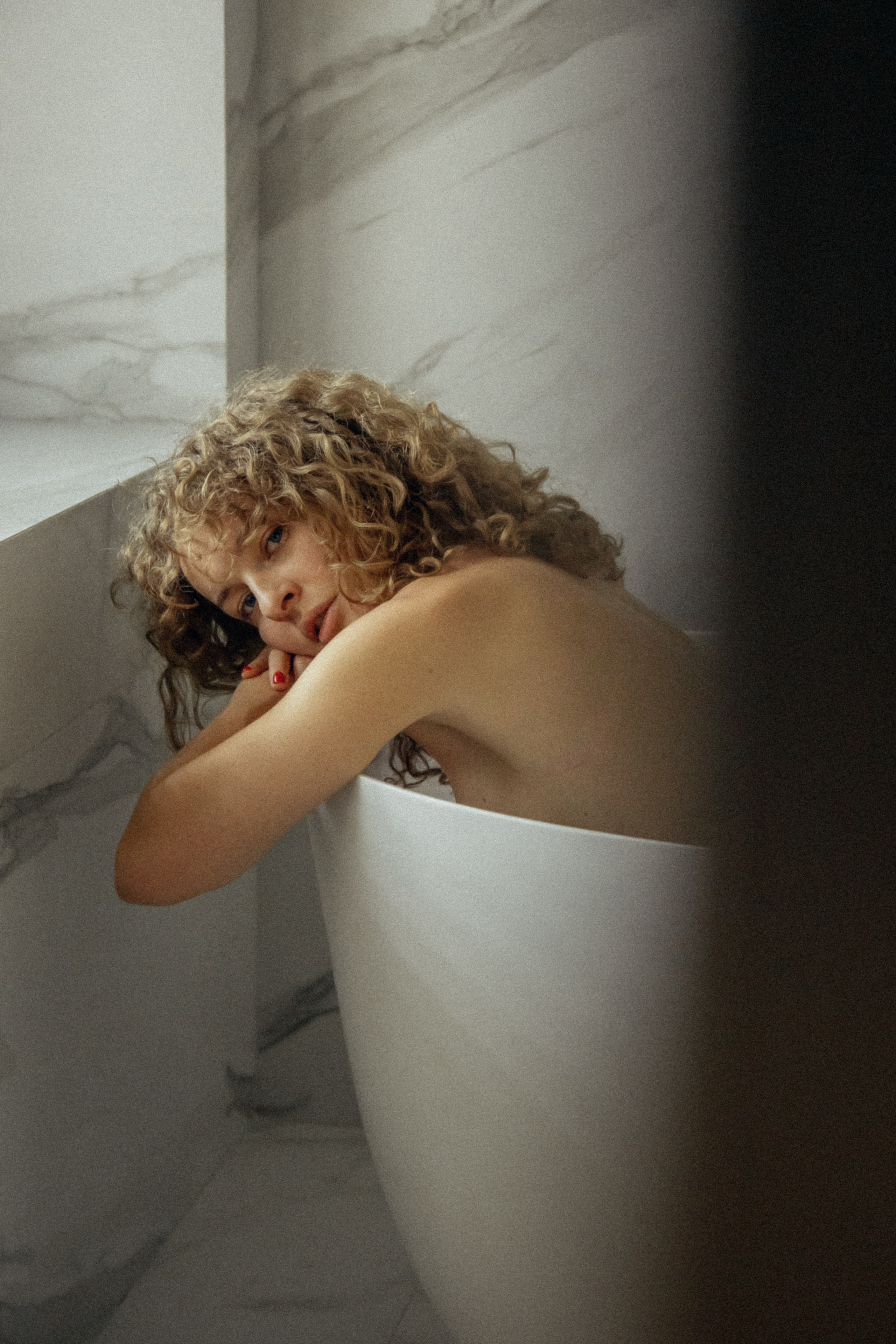 обнаженная девушка в ванне