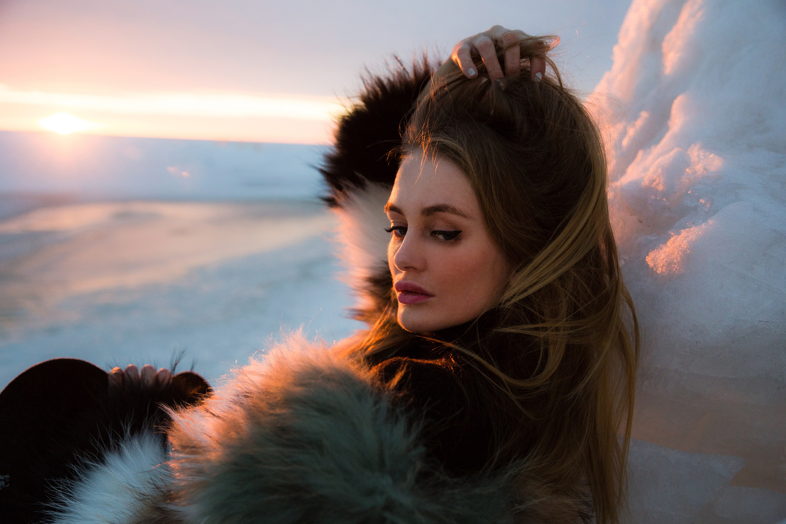 Девушка на берегу Финского залива на закате портрет