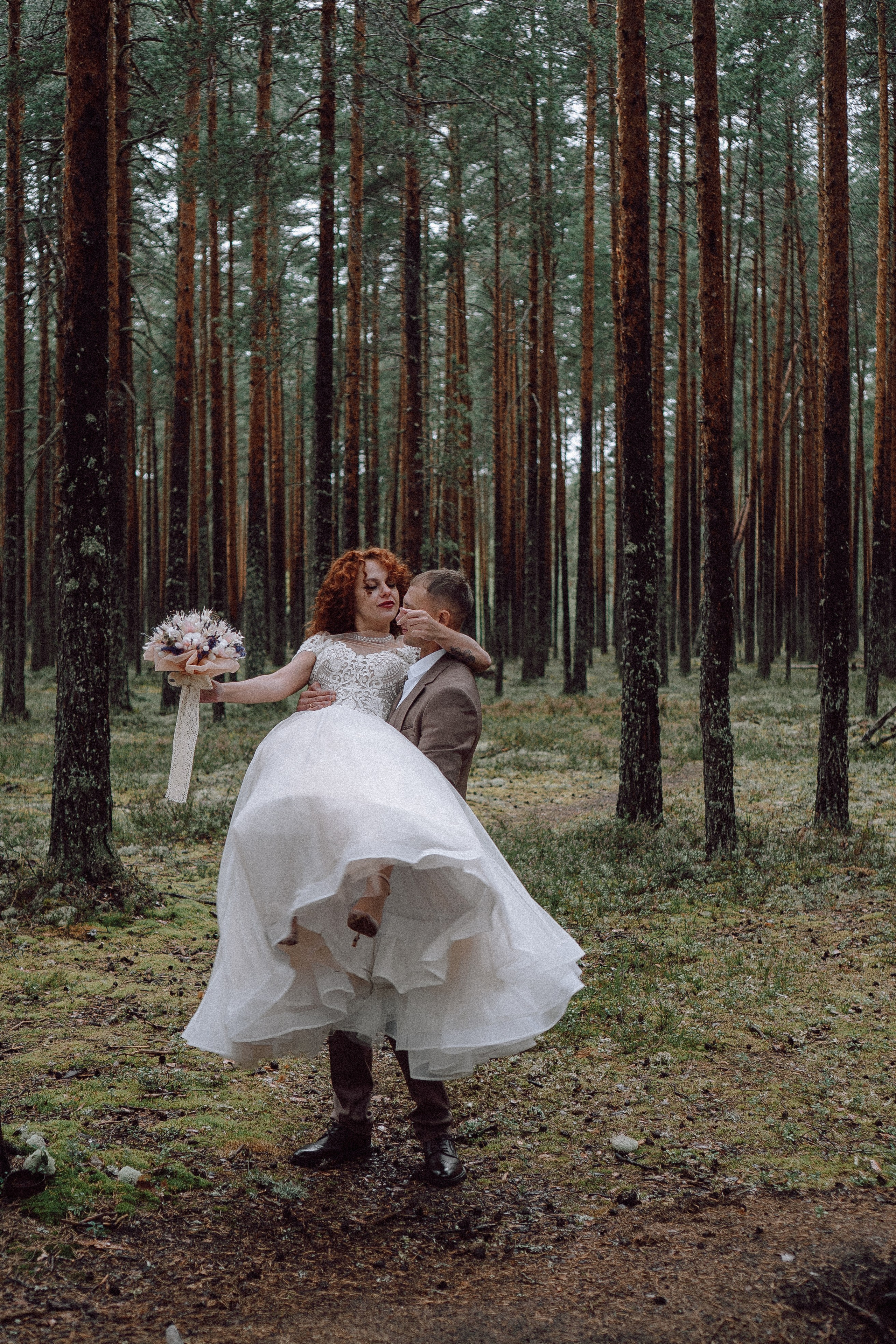 СВАДЕБНАЯ ФОТОСЕССИИЯ ПАРЫ В ГОРОДЕ ПРИОЗЕРСК В СОСНОВОМ ЛЕСУ И С ПИКАПОМ. Профессиональный фотограф, Санкт-Петербург — Виктория Богомолова