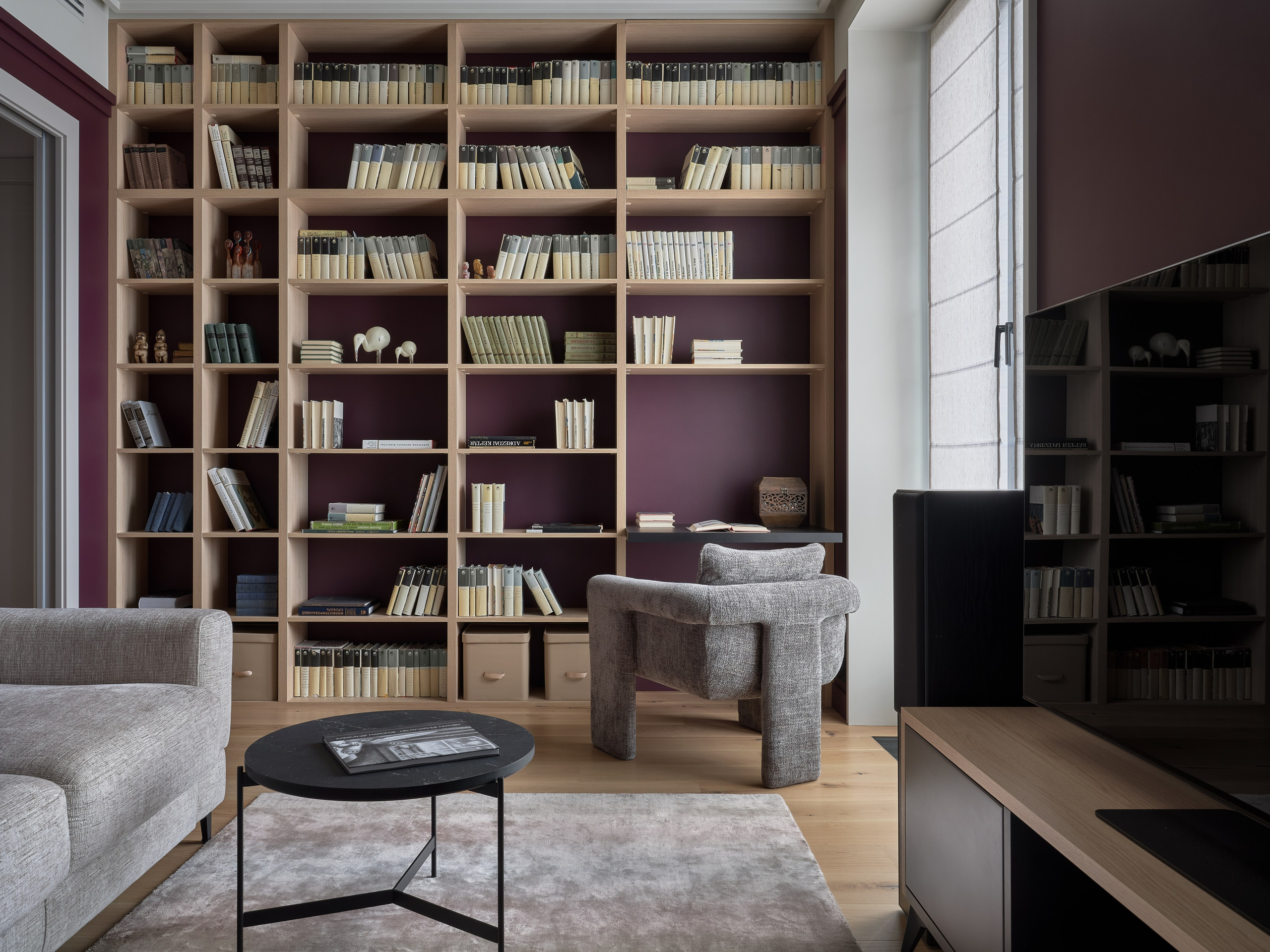 Светлое дерево и фиолетовые акценты. Фотограф Наталья Вершинина