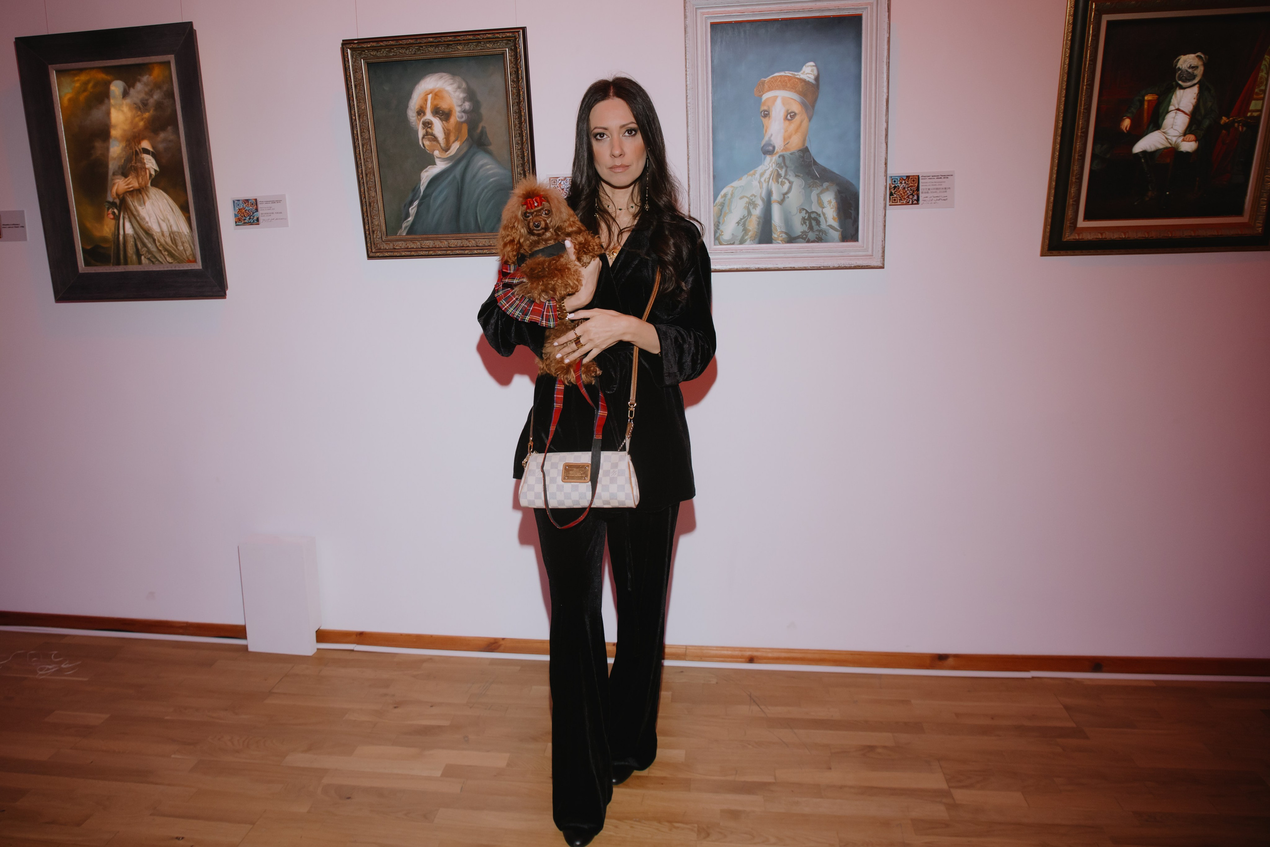 Бурак Озчивит посетил выставку Никаса Сафронова. Фотограф в Москве и Санкт-Петербурге Дарина