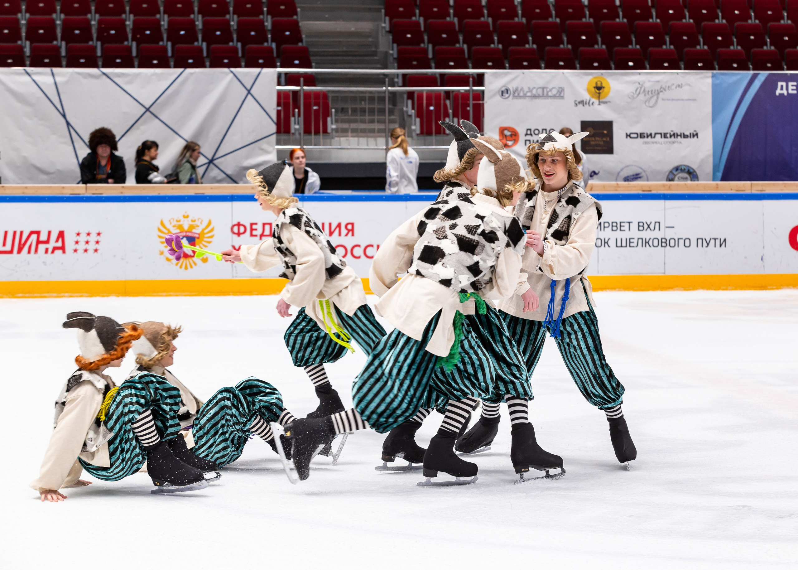VII Ежегодный фестиваль массовых танцев на льду и фигурного катания «Петровский лёд» Санкт-Петербург 2024. Репортажный фотограф в Москве