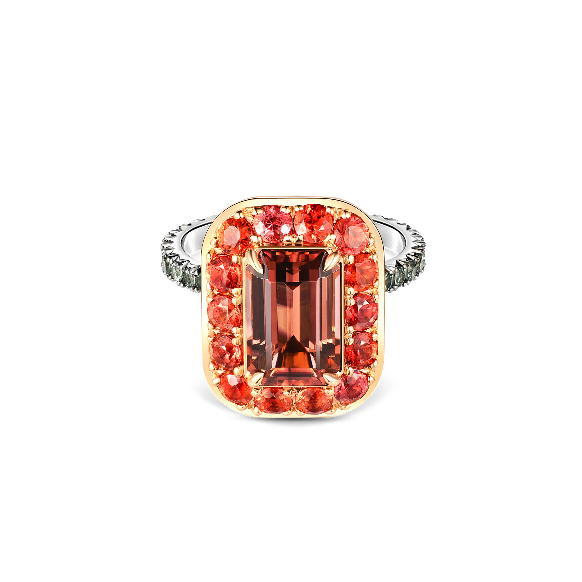 Каталожное фото ювелирного украшения - кольца с крупным камнем на белом фоне