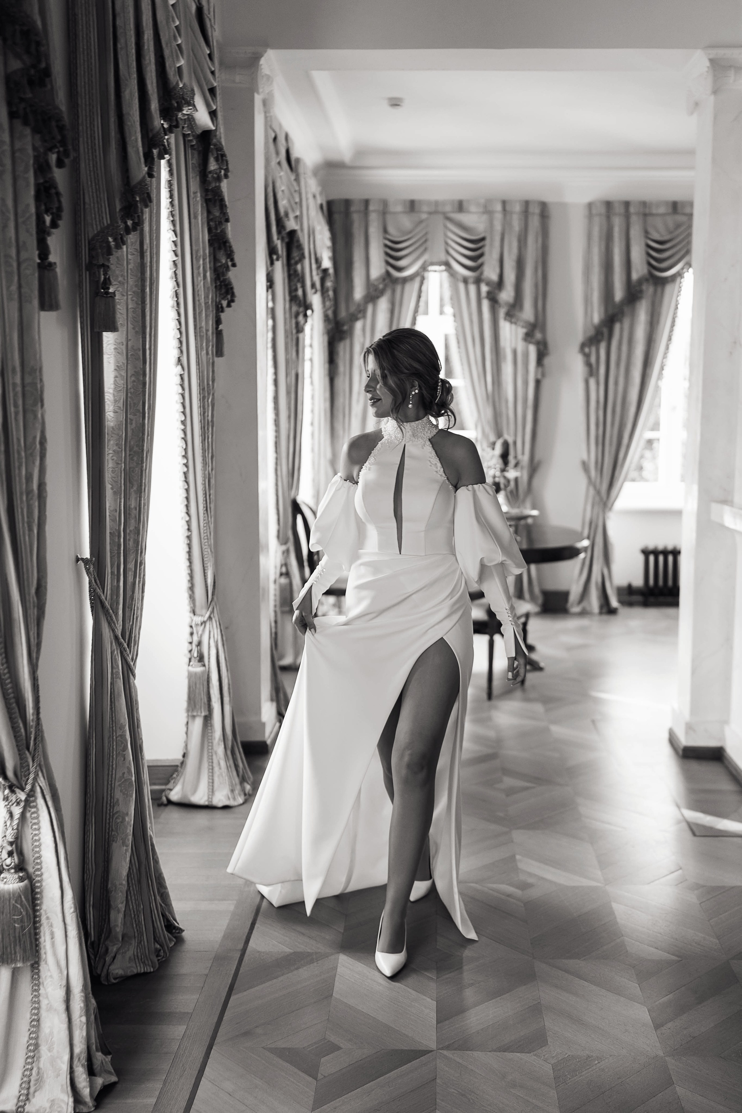 Невеста гуляет по красому интерьеру в усадьбе Лосевых-Шатиловых-Сталь-фон-Гольфштейн в Воронеже