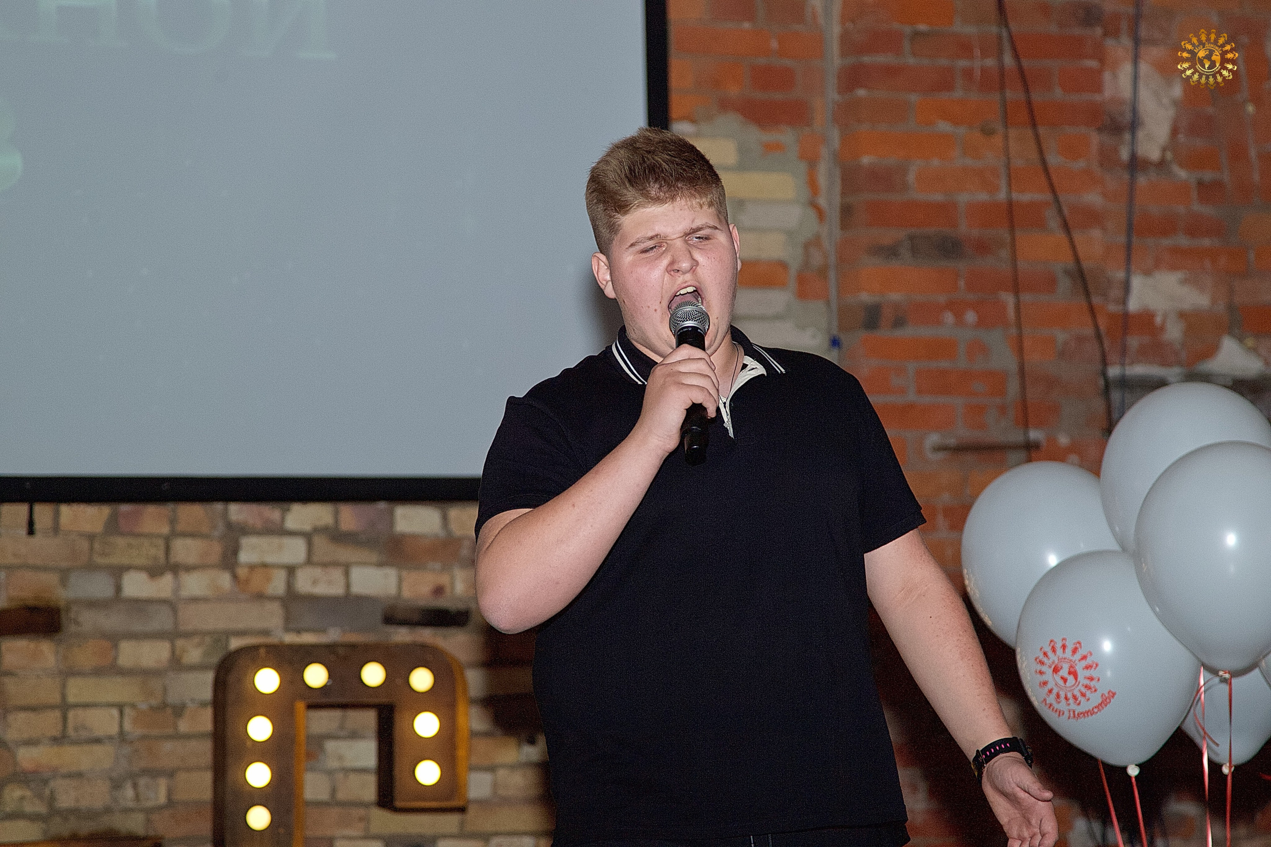 Выпускной 2023 (9-й класс, школа № 46). Loft Urban. Москва. Репортажная съемка в Москве и области. Анималистика