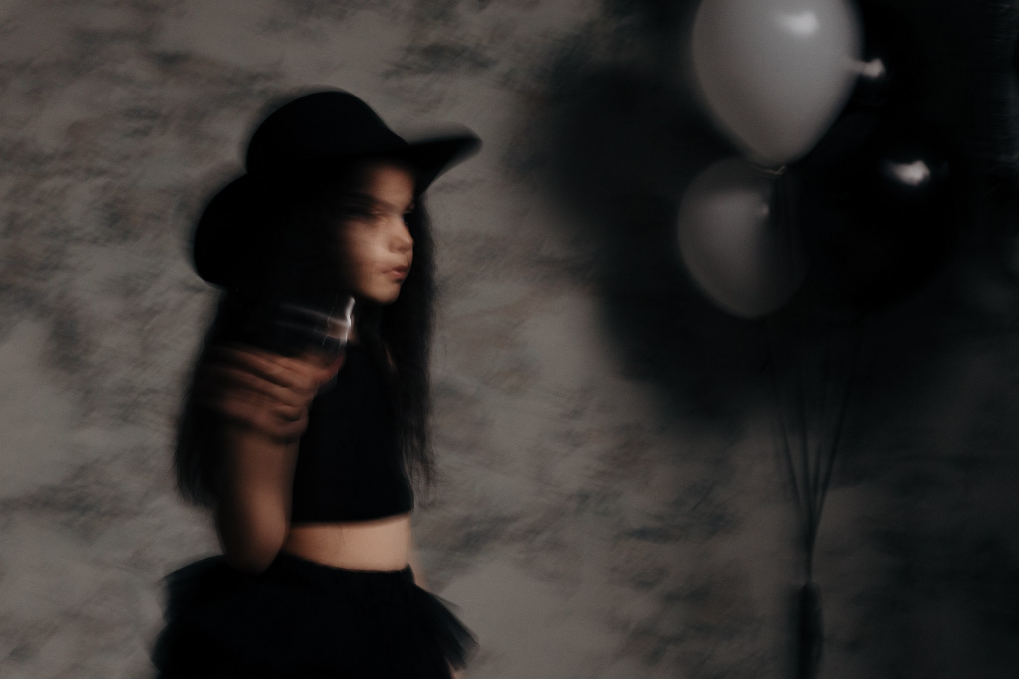 Фотосессия на день рождения в темных тонах: индивидуальность в сдержанной эстетике. Семейный и свадебный фотограф Ростове-на-Дону