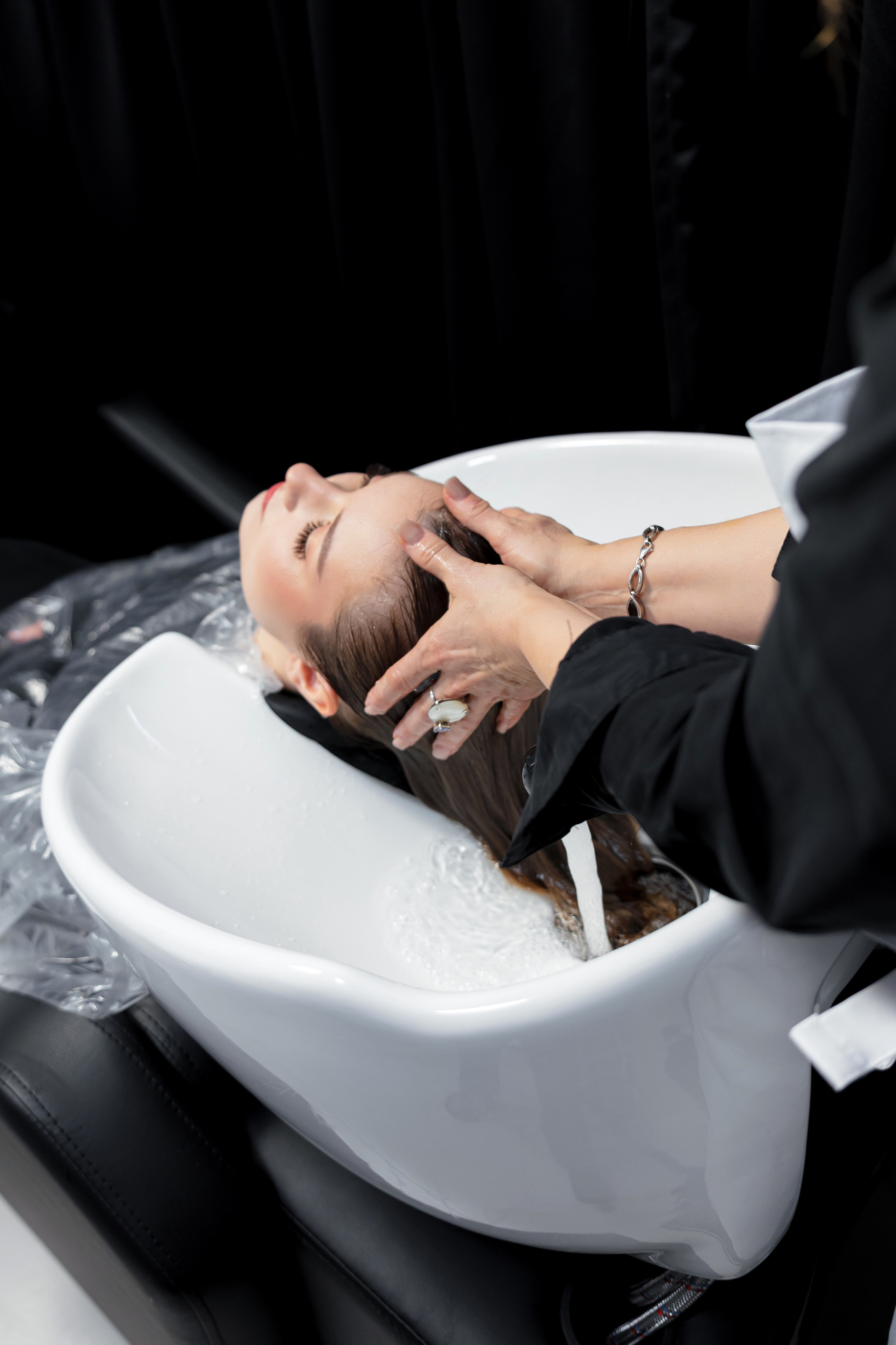 Стрижка и окрашивание. Парикмахер Художник модельер. Визажист — стилист